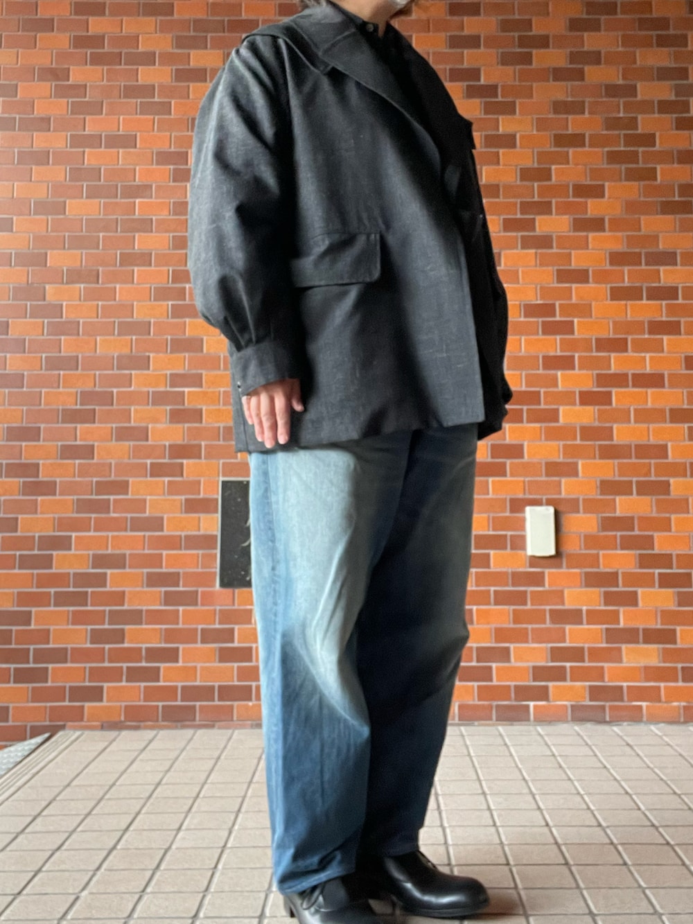 「ファッションを楽しもう、秋冬コーデ、blurhms、モーターサイクルジャケット、Porter Classic、ロールアップシャツ、graphpaper、ツータックパンツ、デニム、PETROSOLAUM、レザーシューズ、mayumimurasawa、リング」｜「Graphpaperのアイテム（デニムパンツ、ブルー系）」を使った、SPADE25さん（レディース・167cm）の秋コーディネートの2枚目の写真