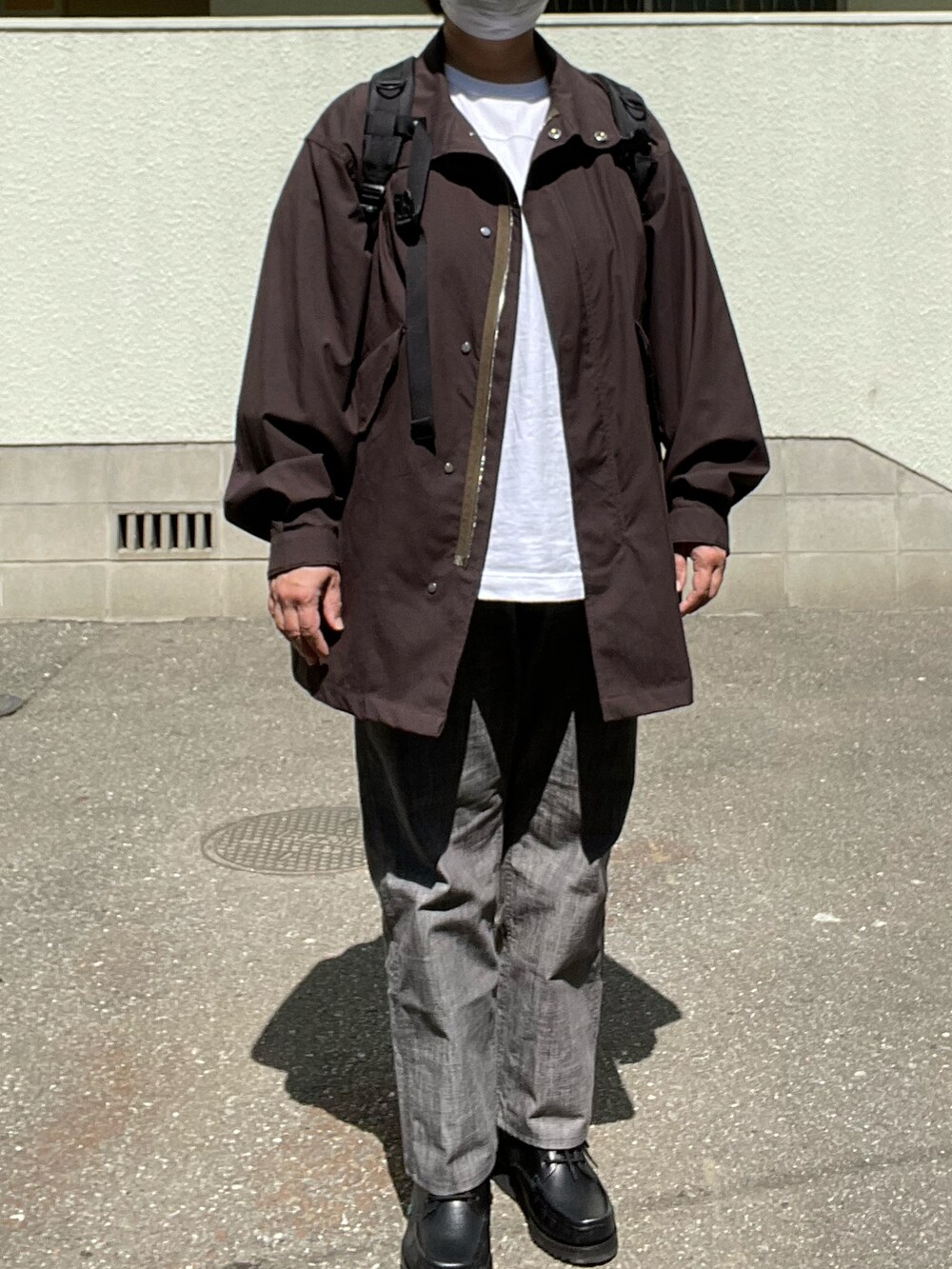 「オトナカジュアル、春コーデ、MARKAWARE、ショートモッズ、alvana、フットボールTシャツ、POST O’ALLS、ペインターパンツ、YAECA、メッセンジャーバッグ、Paraboot、チロリアンシューズ、ブラウン×グレー」｜「markawareのアイテム（モッズコート、ブラウン系）」を使った、SPADE25さん（レディース・167cm）の春コーディネートの5枚目の写真