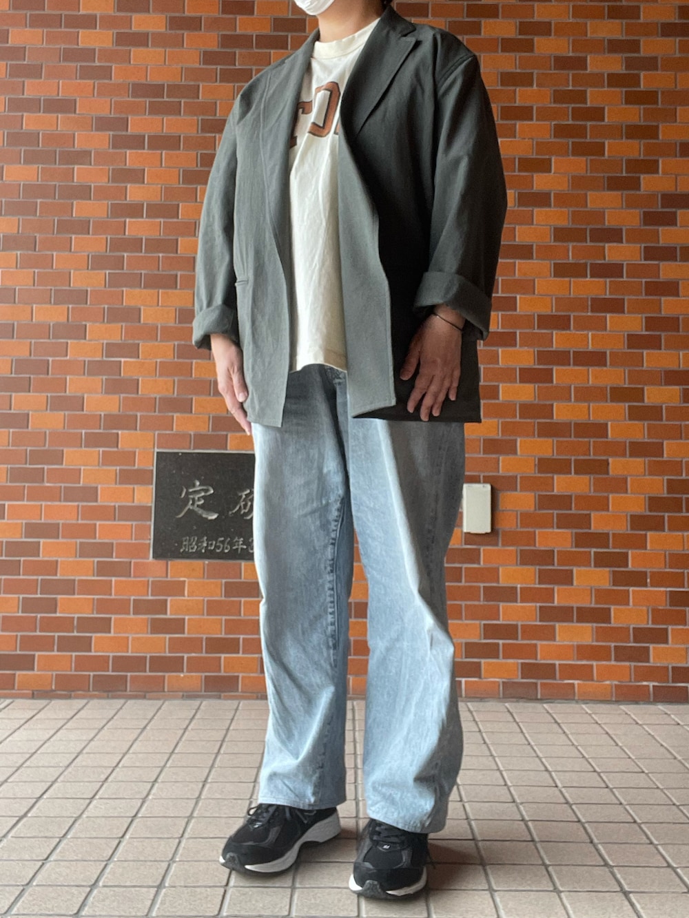 「blurhms、カーディガンジャケット、blurhmsROOTSTOCK、カレッジTEE、COMOLI、ブリーチデニム、New Balance、2002R、Adawat’n Tuareg、バングル」｜「COMOLIのアイテム（デニムパンツ、ブルー系）」を使った、SPADE25さん（レディース・167cm）の春コーディネートの2枚目の写真
