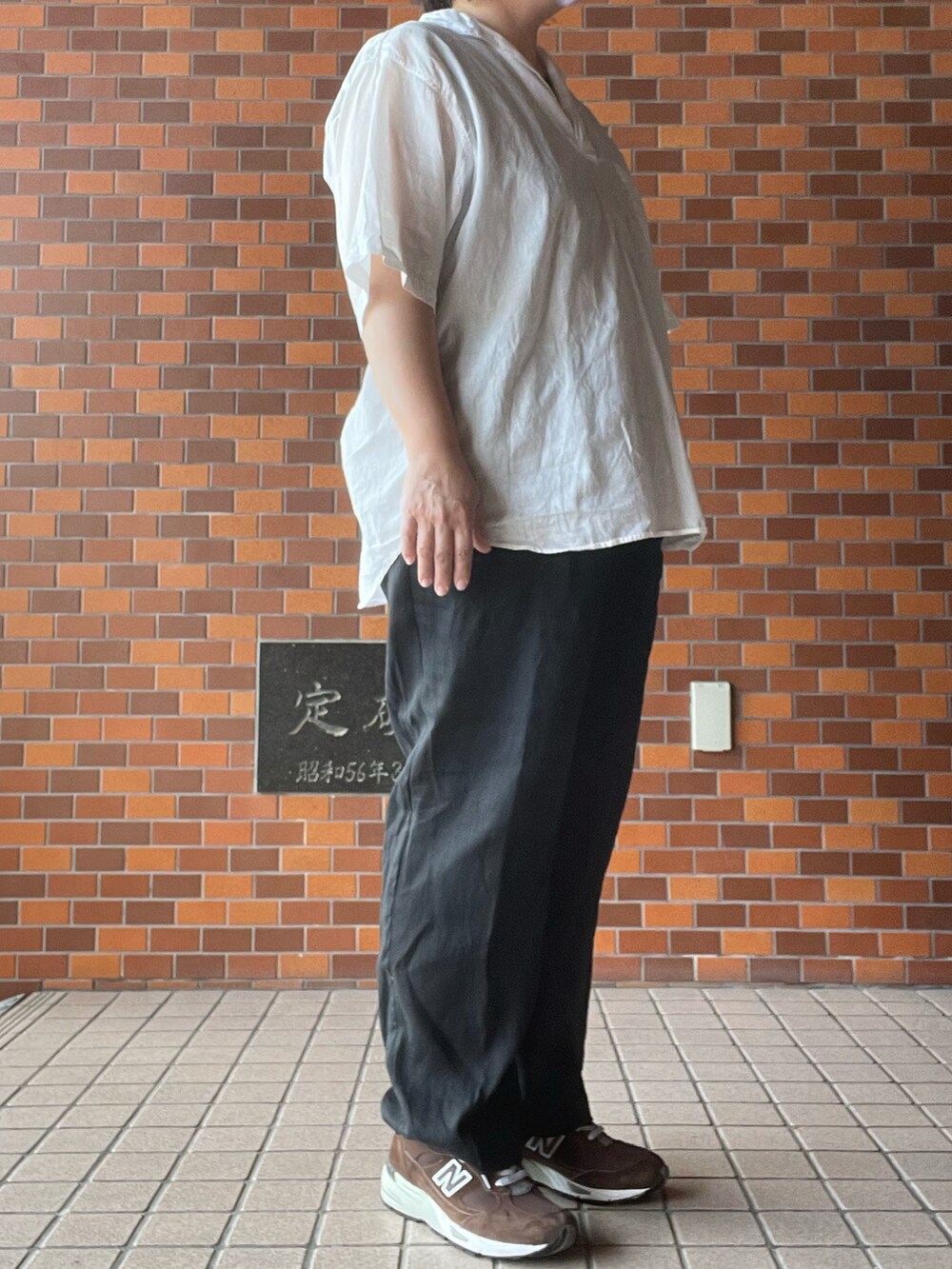 「夏コーデ、モノトーンコーデ、シンプルコーデ、COMOLI、スキッパーシャツ、MARKAWARE、リネンパンツ、Adawat’n Tuareg、バングル、New Balance、991」｜「markawareのMARKAWARE CLASSIC FIT EASY PANTS A23A-17PT01C（その他パンツ、ブラック系）」を使った、SPADE25さん（レディース・167cm）の夏コーディネートの2枚目の写真