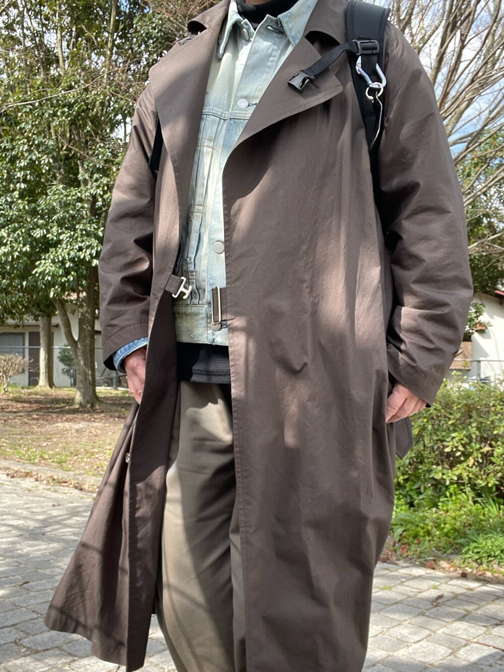 「春コーデ、ブラウンコーデ、CIOTA、タイロッケンコート、ancellm、デニムジャケット、Porter Classic、サーマルカットソー、Tangent、スラックス、Dr.Martens、3ホール、BAICYCLON、バックパック」｜「Dr. Martensのアイテム（ブーツ、ブラウン系）」を使った、SPADE25さん（レディース・167cm）の春コーディネートの3枚目の写真