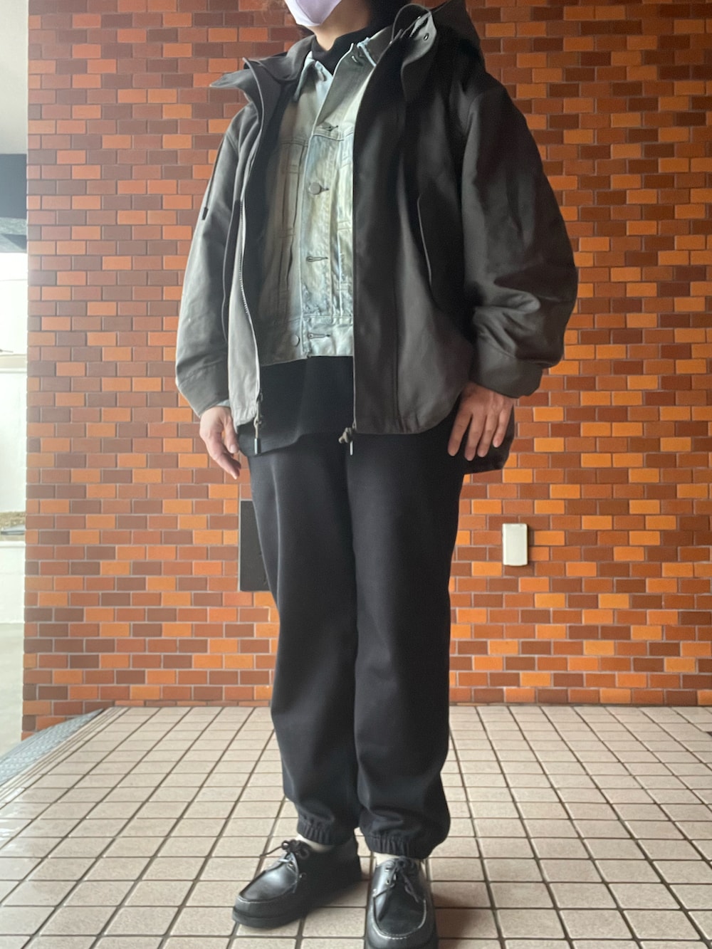 「冬コーデ、THE RERACS、ショートモッズ、ancellm、デニムジャケット、Porter Classic、サーマルカットソー、MARKAWARE、スウェットパンツ、KAPTAIN SUNSHINE、Paraboot、デッキシューズ、mayumimurasawa、リング」｜「markawareのGYM PANTS（スウェットパンツ、ブラック系）」を使った、SPADE25さん（レディース・167cm）の冬コーディネートの2枚目の写真