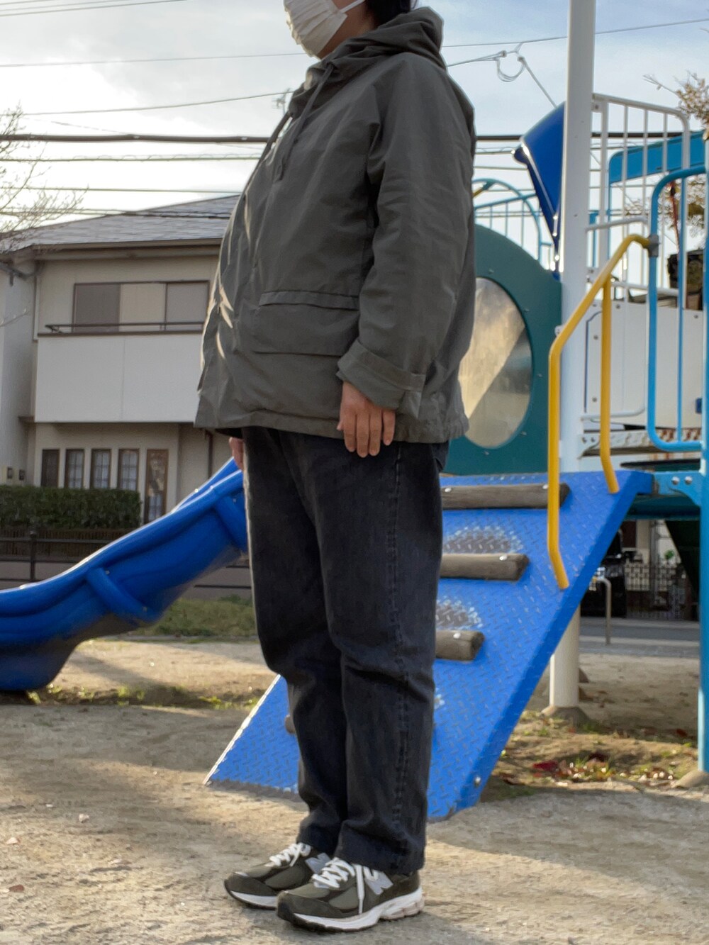 「セージグリーン、カーキ、TEATORA、ショート丈、loopwheeler、スウェット、CIOTA、デニム、New Balance、2002R」｜「CIOTAのテーパード（デニムパンツ、ブラック系）」を使った、SPADE25さん（レディース・167cm）の冬コーディネートの4枚目の写真