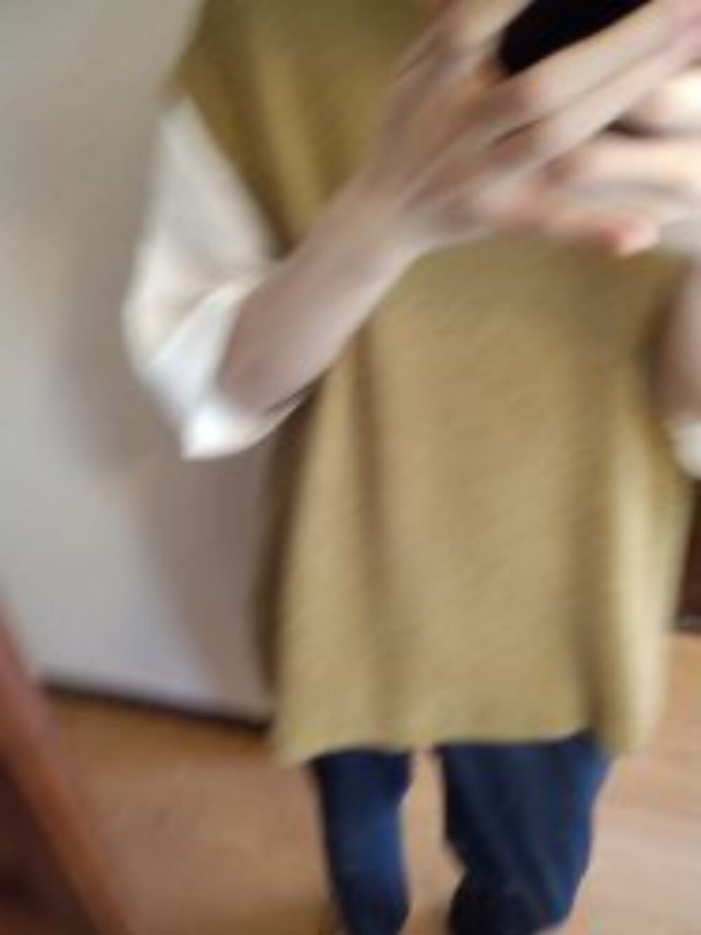 ベージュ系のニット/セーター、ホワイト系のTシャツ/カットソー、ブルー系のその他パンツを着用したメンズの春コーディネートの2枚目の写真