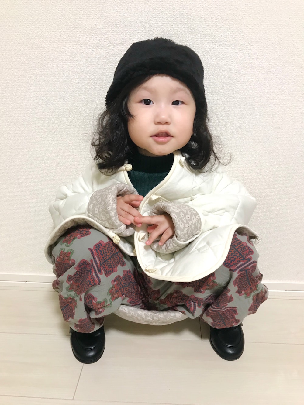 ホワイト系のブルゾン、グリーン系のニット/セーター、グレー系のその他パンツを着用したキッズの秋コーディネートの4枚目の写真