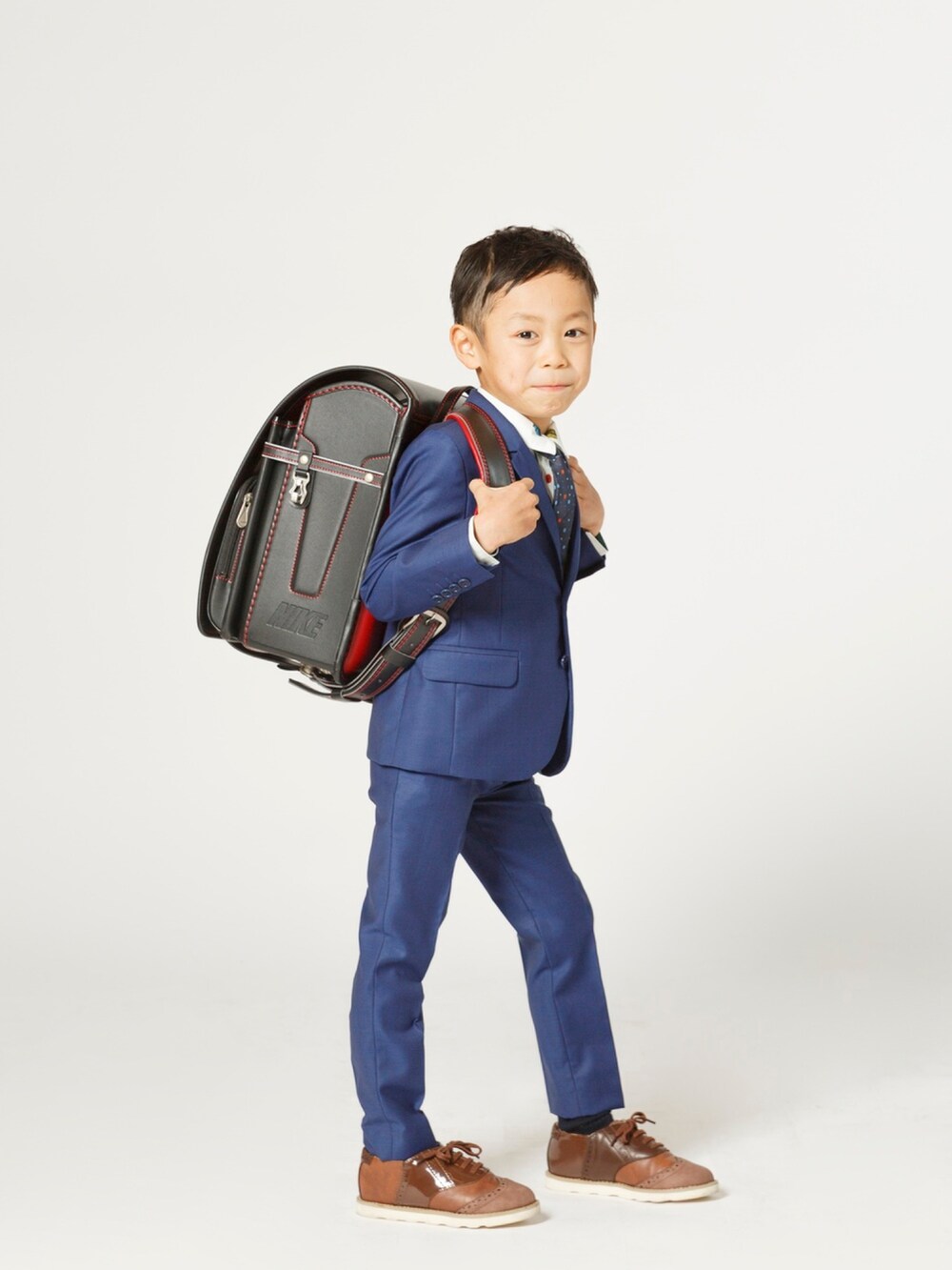 「スーツコーデ、ポールスミスジュニア、にゅうがくしき、いちねんせい、スーツスタイル、春コーデ」｜「Paul Smithのアイテム（スーツパンツ、ブルー系）」を使った、yoshiiii3boysさん（キッズ・110cm）の冬コーディネートの2枚目の写真