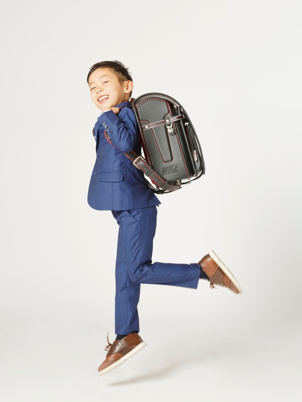 「スーツコーデ、ポールスミスジュニア、にゅうがくしき、いちねんせい、スーツスタイル、春コーデ」｜「Paul Smithのアイテム（スーツパンツ、ブルー系）」を使った、yoshiiii3boysさん（キッズ・110cm）の冬コーディネートの3枚目の写真