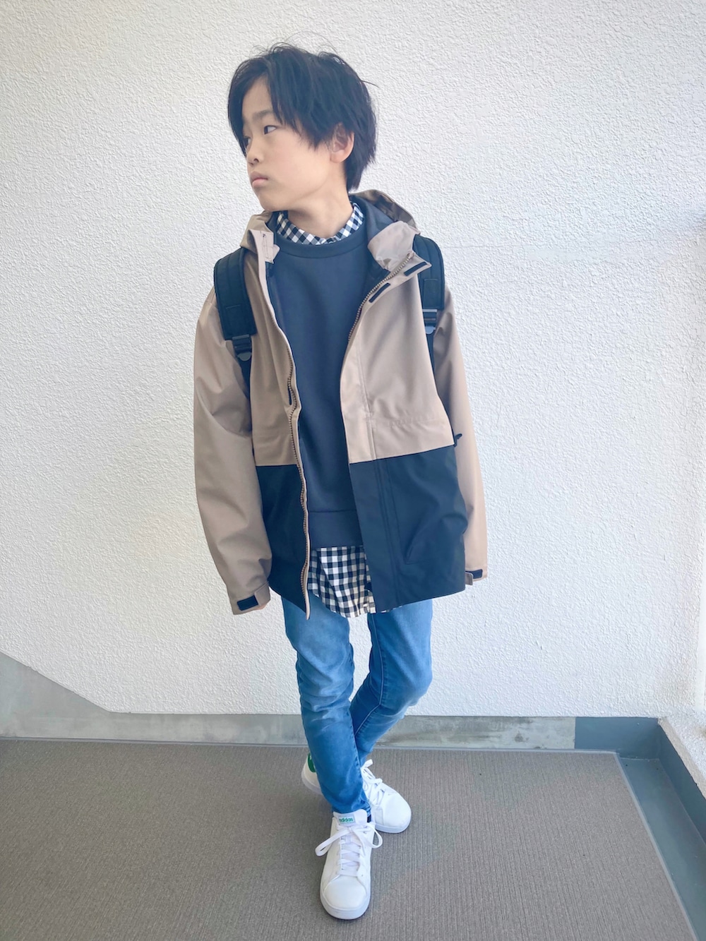 「キッズコーデ、カジュアルコーデ、ビッグシルエット、レイヤードスタイル、シンプルコーデ、小学生、マウンテンパーカー、チェックシャツ、デニムパンツ、スキニーパンツ、GU」|「GUのアイテム(マウンテンパーカー、ベージュ系)」を使った、kaoruさん(キッズ・140cm)の冬コーディネートの2枚目の写真