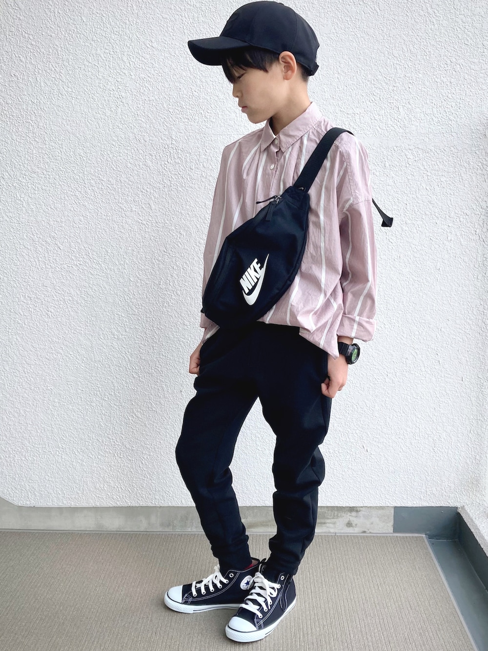 「春服みてみて、春コーデ、キッズコーデ、小学生、カジュアル、きれいめカジュアル、シャツスタイル、スウェット、スウェットパンツ、スニーカー、キャップ、UNIQLO、コンバース、NIKE、Y-3」|「ADAM ET ROPE'のアイテム(シャツ/ブラウス、ピンク系)」を使った、kaoruさん(キッズ・140cm)の春コーディネートの2枚目の写真