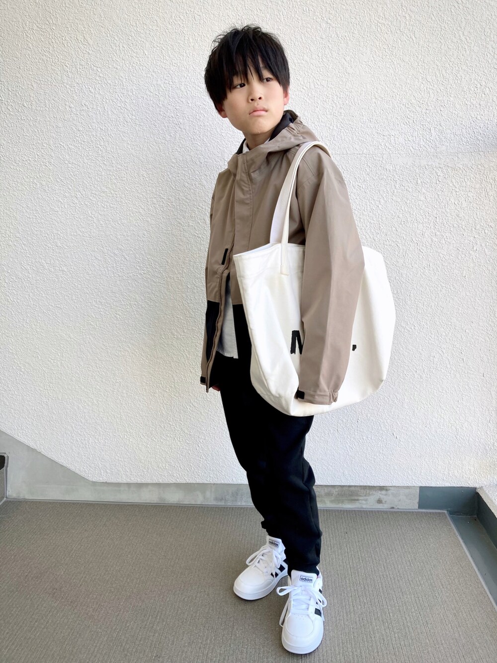 「チョコ色に染まれ、キッズファッション、スポーツミックス、プチプラ、男の子コーデ、春アウター、小学生、GU、ikka、ユニクロ、adidas、マウンテンパーカー、スウェットパンツ、トートバッグ、スニーカー」｜「GUのアイテム（マウンテンパーカー、ベージュ系）」を使った、kaoruさん（キッズ・140cm）の冬コーディネートの2枚目の写真