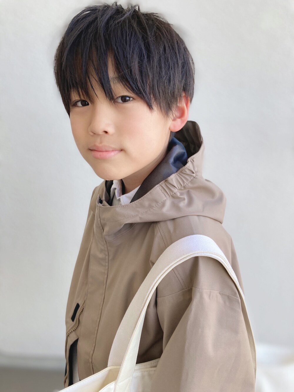 「チョコ色に染まれ、キッズファッション、スポーツミックス、プチプラ、男の子コーデ、春アウター、小学生、GU、ikka、ユニクロ、adidas、マウンテンパーカー、スウェットパンツ、トートバッグ、スニーカー」｜「GUのアイテム（マウンテンパーカー、ベージュ系）」を使った、kaoruさん（キッズ・140cm）の冬コーディネートの3枚目の写真