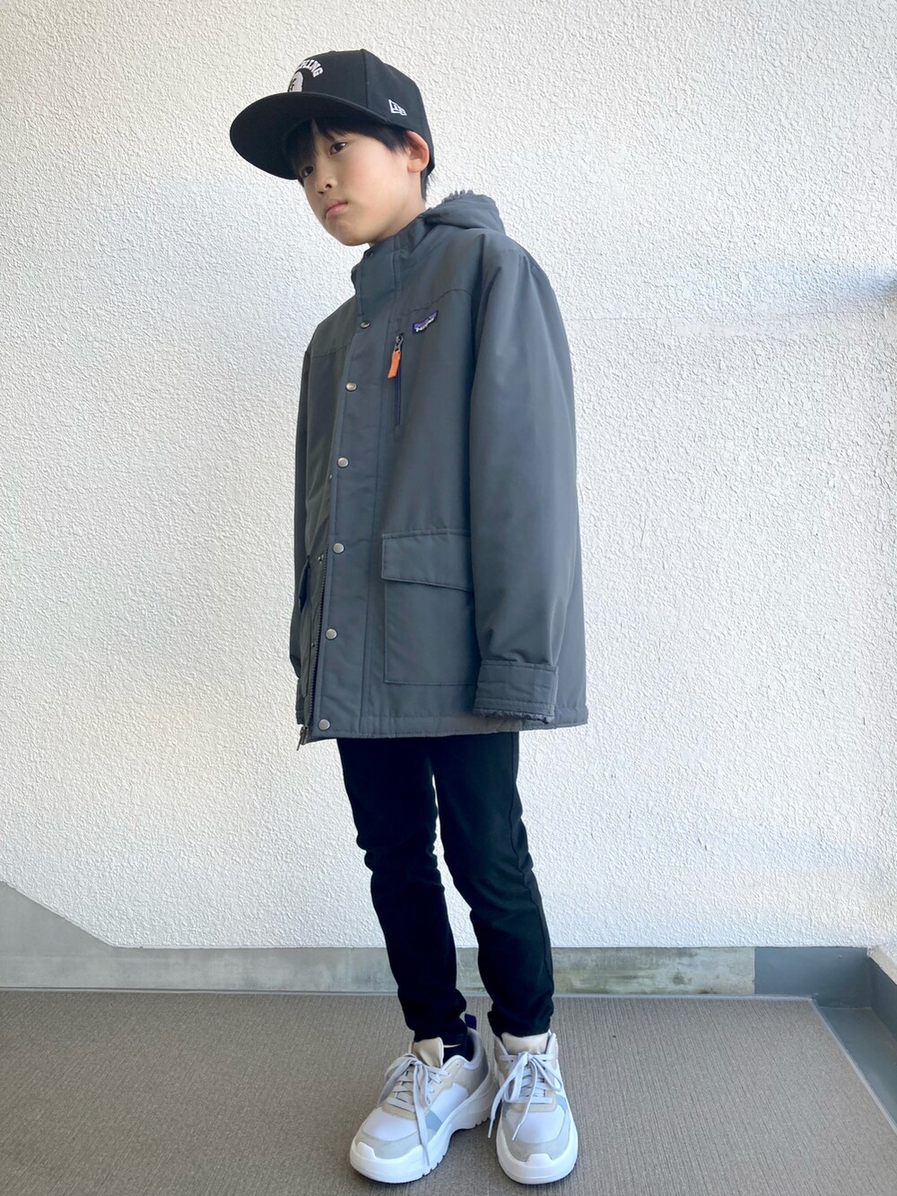 「男の子コーデ、キッズファッション、小学生、シンプルコーデ、マウンテンパーカー、スキニーパンツ、キャップコーデ、スニーカー、patagonia、GU、abathingape」｜「GUのアイテム（パンツ、ブラック系）」を使った、kaoruさん（キッズ・139cm）の冬コーディネートの2枚目の写真