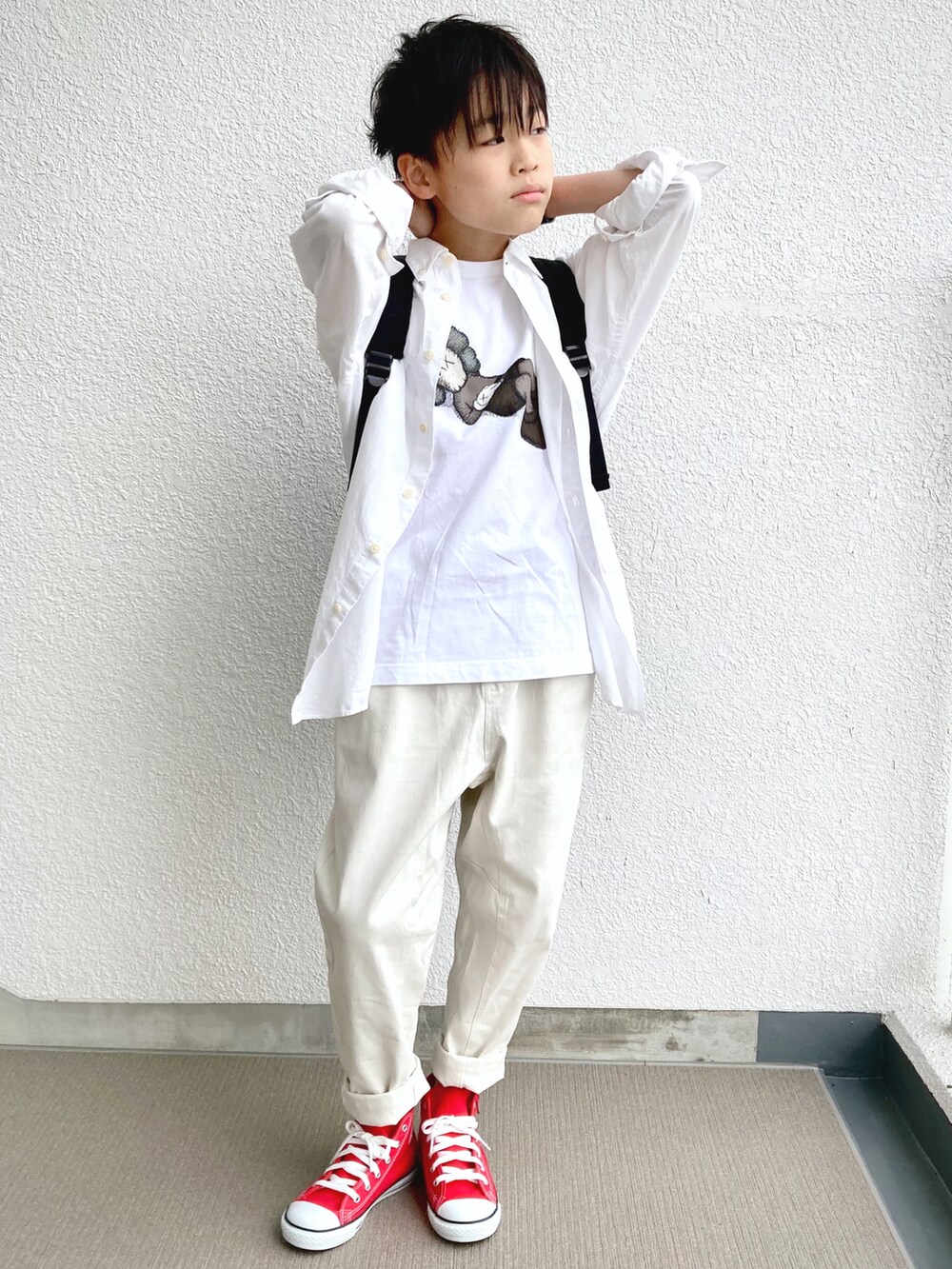 「キッズコーデ、春コーデ、春カラー、小学生、カジュアル、シャツスタイル、シンプル、ホワイトコーデ、白パンツ、テーパードパンツ、UNIQLO、Branshes、コンバース」｜「UNIQLOのアイテム（Tシャツ/カットソー、ホワイト系）」を使った、kaoruさん（キッズ・140cm）の春コーディネートの3枚目の写真