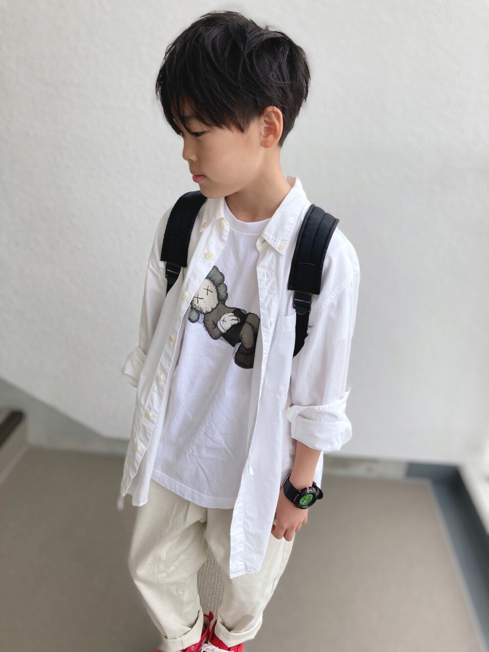 「キッズコーデ、春コーデ、春カラー、小学生、カジュアル、シャツスタイル、シンプル、ホワイトコーデ、白パンツ、テーパードパンツ、UNIQLO、Branshes、コンバース」｜「UNIQLOのアイテム（Tシャツ/カットソー、ホワイト系）」を使った、kaoruさん（キッズ・140cm）の春コーディネートの4枚目の写真
