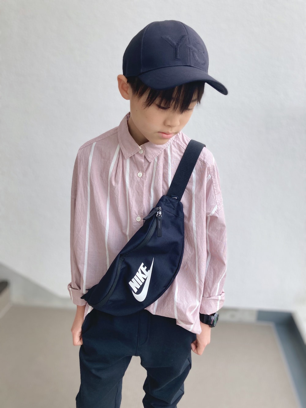 「春服みてみて、春コーデ、キッズコーデ、小学生、カジュアル、きれいめカジュアル、シャツスタイル、スウェット、スウェットパンツ、スニーカー、キャップ、UNIQLO、コンバース、NIKE、Y-3」|「ADAM ET ROPE'のアイテム(シャツ/ブラウス、ピンク系)」を使った、kaoruさん(キッズ・140cm)の春コーディネートの3枚目の写真