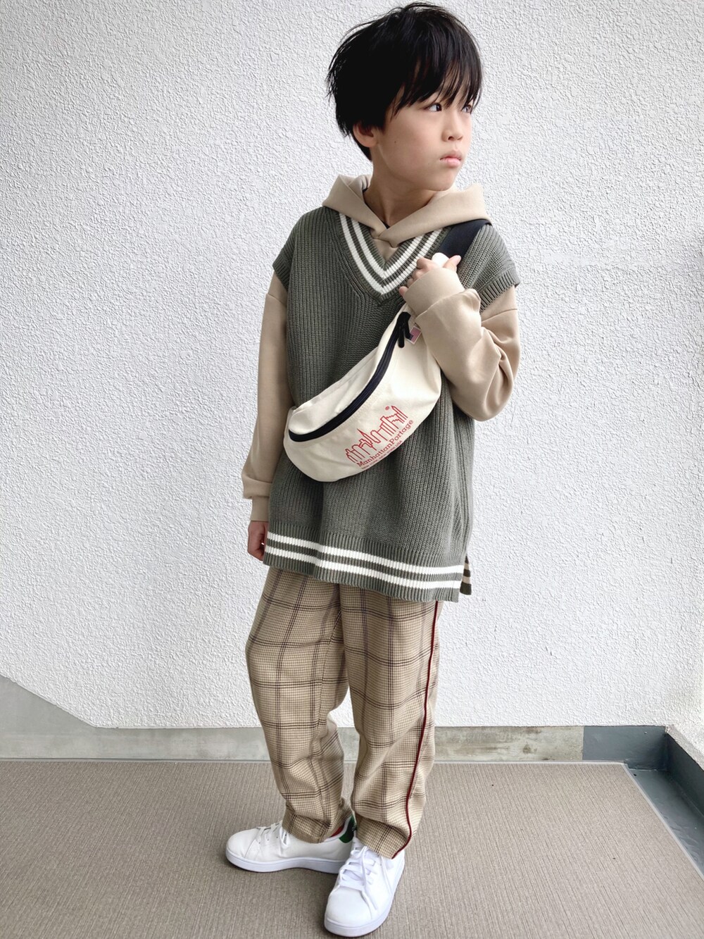 「キッズファッション、小学生、春コーデ、くすみカラー、ニットベスト、チルデンニット、パーカー、チェックパンツ、ウエストポーチ、GU、Branshes、Manhattan Portage、adidas」|「GUのアイテム(ベスト、グリーン系)」を使った、kaoruさん(キッズ・140cm)の冬コーディネートの2枚目の写真