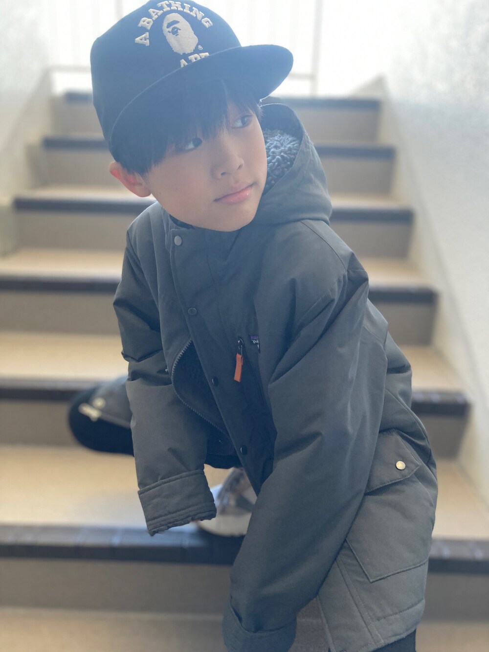 「男の子コーデ、キッズファッション、小学生、シンプルコーデ、マウンテンパーカー、スキニーパンツ、キャップコーデ、スニーカー、patagonia、GU、abathingape」｜「GUのアイテム（パンツ、ブラック系）」を使った、kaoruさん（キッズ・139cm）の冬コーディネートの3枚目の写真