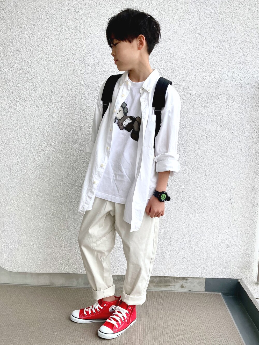 「キッズコーデ、春コーデ、春カラー、小学生、カジュアル、シャツスタイル、シンプル、ホワイトコーデ、白パンツ、テーパードパンツ、UNIQLO、Branshes、コンバース」｜「UNIQLOのアイテム（Tシャツ/カットソー、ホワイト系）」を使った、kaoruさん（キッズ・140cm）の春コーディネートの2枚目の写真