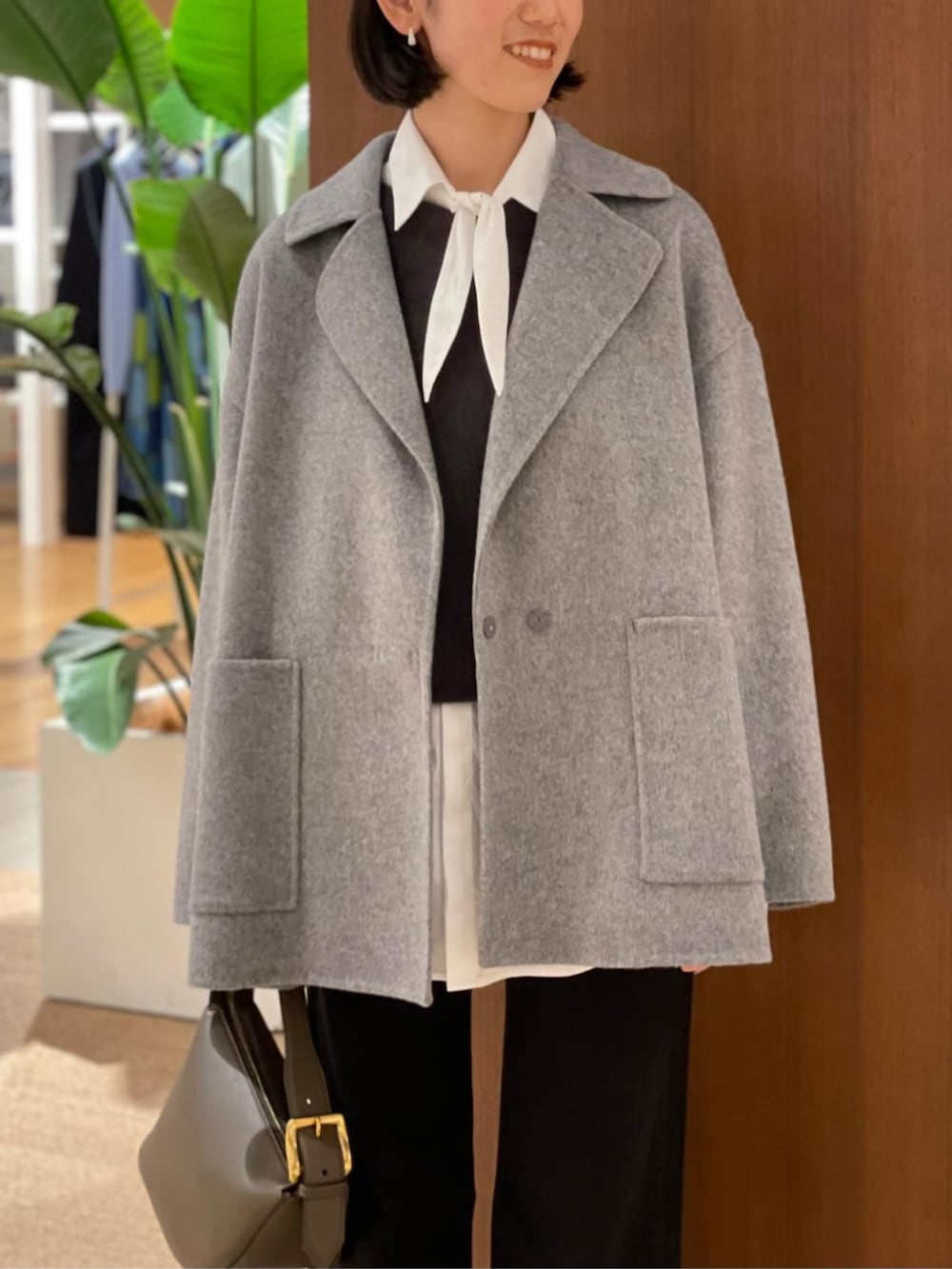 「TOMORROWLAND、トゥモローランド、ballsey、BOURRIENNE、J&M DAVIDSON、タイ付きシャツ、ボウタイシャツ、ショートコート、定番、フラッフィー、フラッフィーニット、モノトーン」｜「BOURRIENNE ParisXのBOURRIENNE PALETTE フロントタイシャツ（シャツ/ブラウス、ホワイト系）」を使った、Taniguchi_TOMORROWLANDさん（レディース・158cm）の秋コーディネートの4枚目の写真