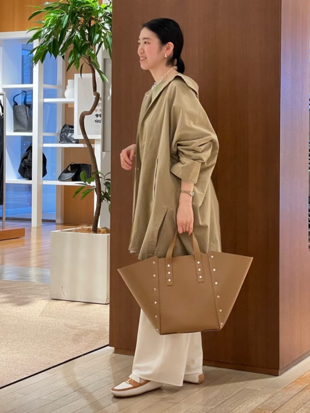 「TOMORROWLAND、トゥモローランド、GALERIE VIE、Hender Scheme、スタンドカラーコート、オーバーサイズコート、リブニット、イージーパンツ、大人カジュアル、デイリーカジュアル、リラックススタイル」｜「GALERIE VIEのパラシュートクロス スタンドカラーオーバーコート（その他アウター、ベージュ系）」を使った、Taniguchi_TOMORROWLANDさん（レディース・158cm）の冬コーディネートの4枚目の写真