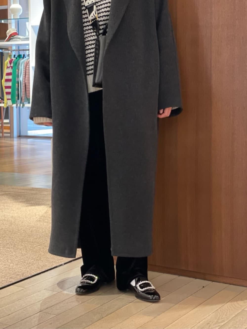 「TOMORROWLAND、トゥモローランド、caban、DES PRÉS、GALERIE VIE、La Maison de lyllis、MARNI、manolo blahnik、コクーンコート、ボーダーニット、ベロアパンツ、バケットハット、大人カジュアル、モノトーン」｜「DES PRESのウールモッサコクーンコート（ダッフルコート、グレー系）」を使った、Taniguchi_TOMORROWLANDさん（レディース・158cm）の冬コーディネートの4枚目の写真