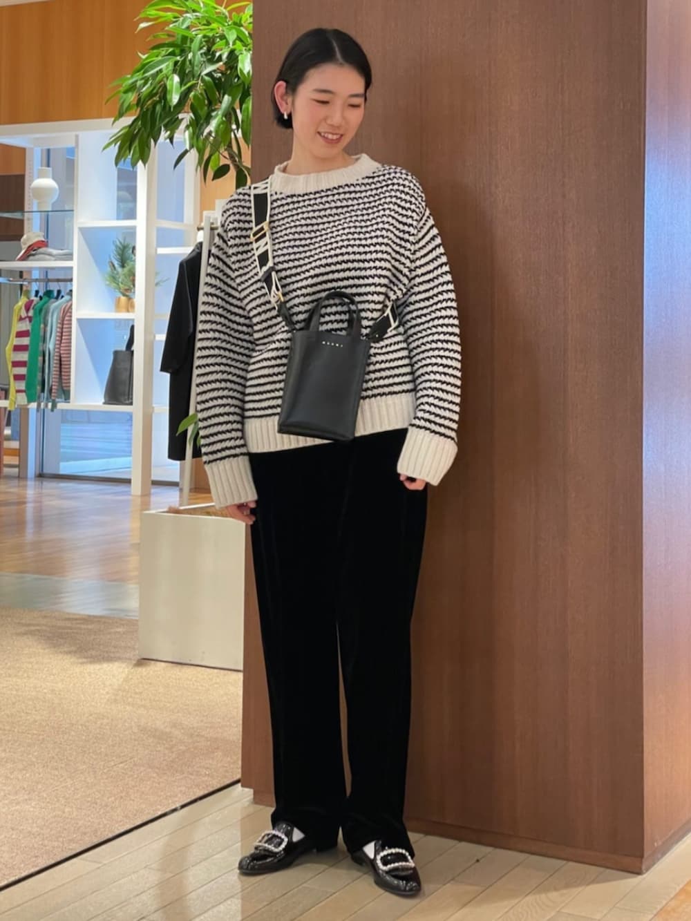 「TOMORROWLAND、トゥモローランド、caban、DES PRÉS、GALERIE VIE、La Maison de lyllis、MARNI、manolo blahnik、コクーンコート、ボーダーニット、ベロアパンツ、バケットハット、大人カジュアル、モノトーン」｜「DES PRESのウールモッサコクーンコート（ダッフルコート、グレー系）」を使った、Taniguchi_TOMORROWLANDさん（レディース・158cm）の冬コーディネートの5枚目の写真