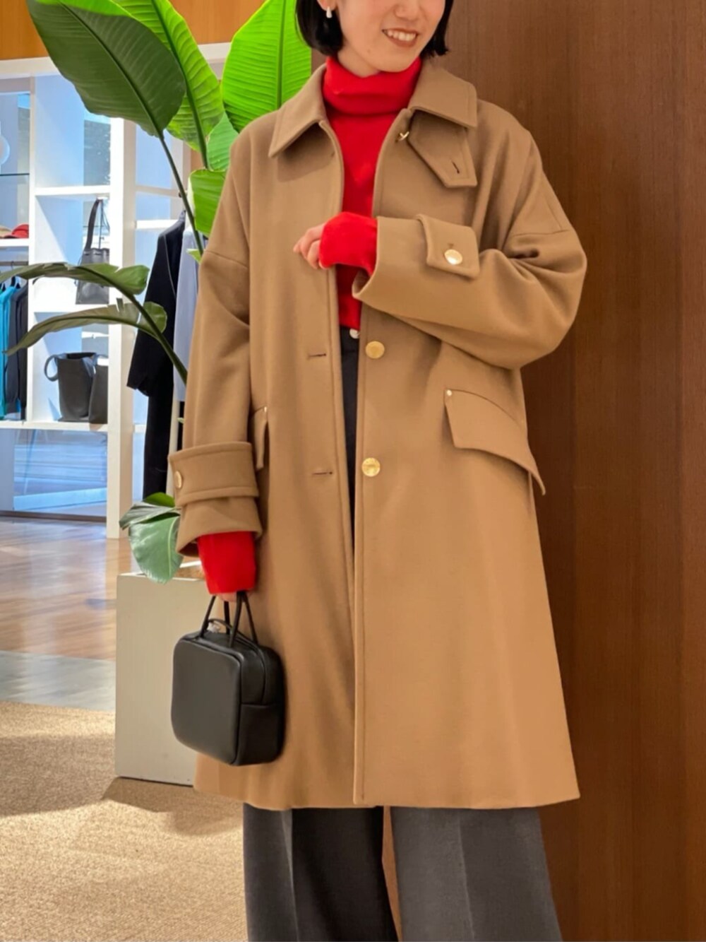 「TOMORROWLAND、トゥモローランド、TOMORROWLAND .B、MACPHEE、MACKINTOSH、HUMBIE、Aeta、別注、レッド、タックパンツ、ステンカラーコート、ワイドパンツ」｜「TOMORROWLAND .BのTOMORROWLAND .B カシミヤ タートルネックプルオーバー（ニット/セーター、レッド系）」を使った、Taniguchi_TOMORROWLANDさん（レディース・158cm）の秋コーディネートの3枚目の写真