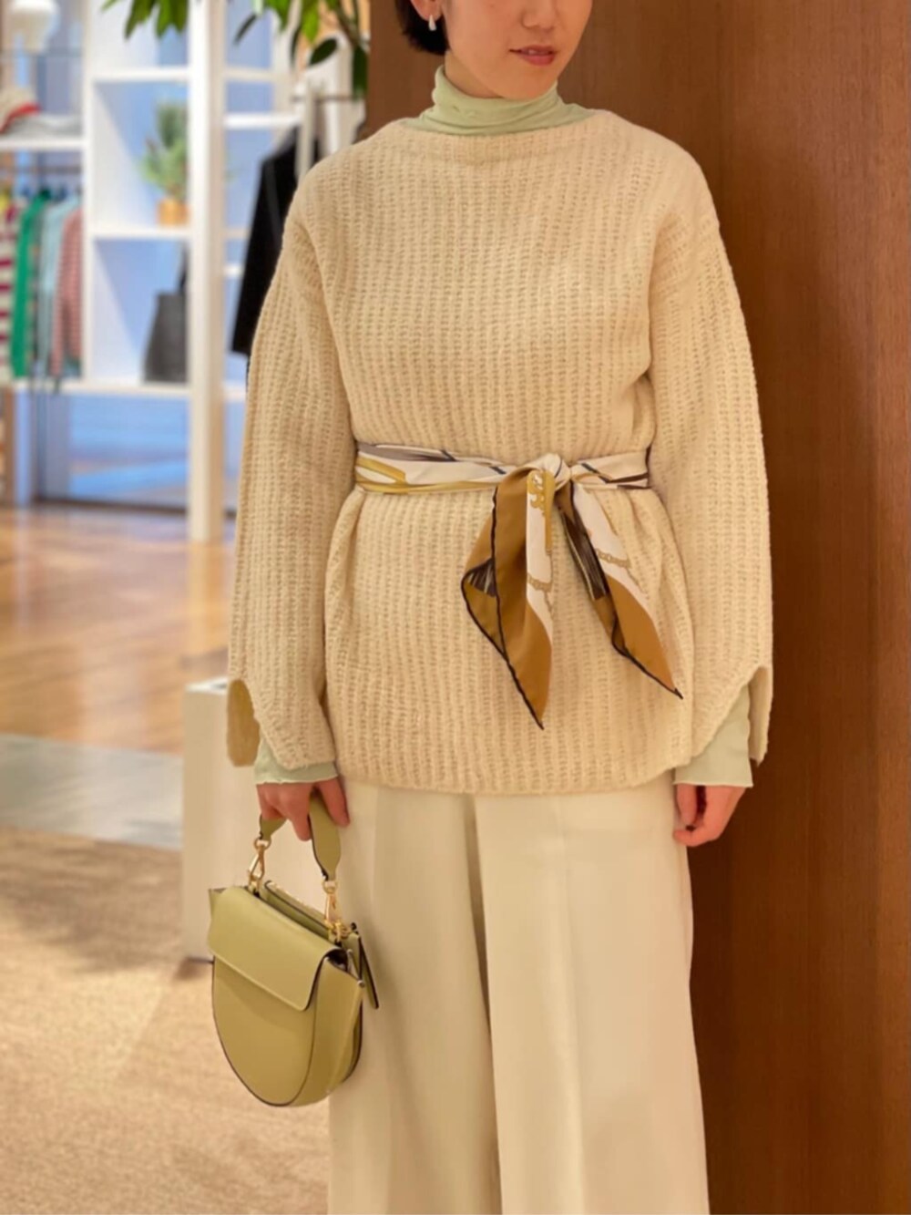 「TOMORROWLAND、トゥモローランド、MACPHEE、GALERIE VIE、ballsey、MARTINIANO、WANDLER、リブニット、ノーカラーコート、カシミヤコート、ホワイト、スカーフアレンジ」|「MACPHEEのウールサキソニー ハイウエストパンツ(その他パンツ、ホワイト系)」を使った、Taniguchi_TOMORROWLANDさん(レディース・158cm)の冬コーディネートの3枚目の写真