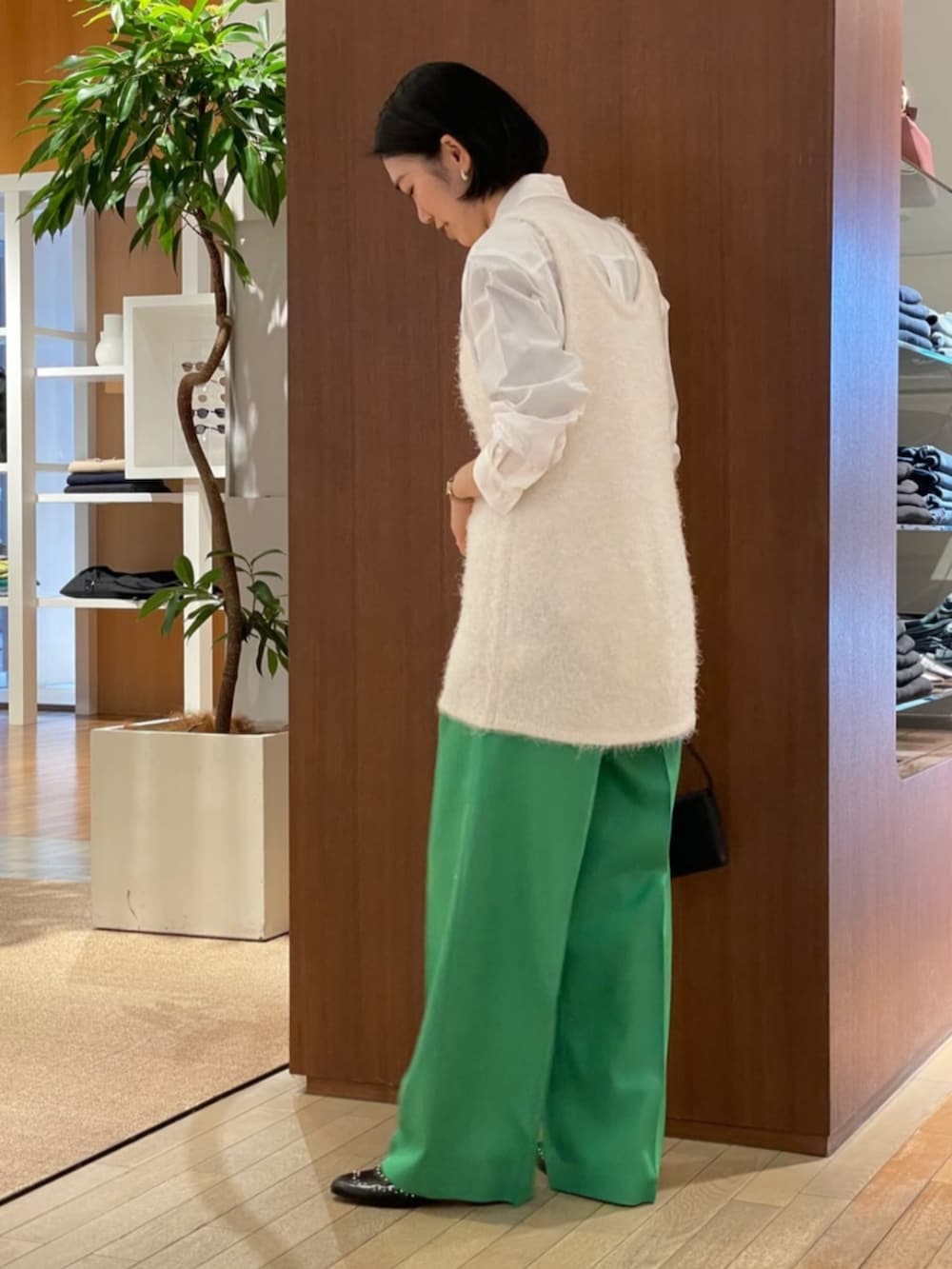 「TOMORROWLAND、トゥモローランド、TOMORROWLAND .B、GALERIE VIE、MACPHEE、MARNI、NEBULONIE、ニットタンク、レイヤードスタイル、ニットベスト、タックパンツ、グリーン、大人カジュアル」｜「NEBULONI EのNEBULONI E. ウィングチップスタッズシューズ（その他シューズ、ブラック系）」を使った、Taniguchi_TOMORROWLANDさん（レディース・158cm）の春コーディネートの2枚目の写真