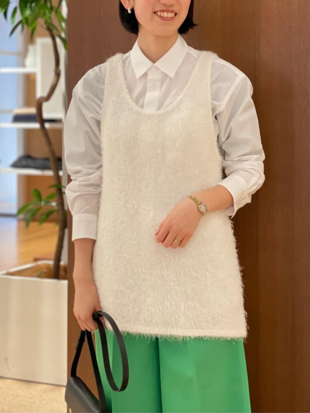 「TOMORROWLAND、トゥモローランド、TOMORROWLAND .B、GALERIE VIE、MACPHEE、MARNI、NEBULONIE、ニットタンク、レイヤードスタイル、ニットベスト、タックパンツ、グリーン、大人カジュアル」｜「NEBULONI EのNEBULONI E. ウィングチップスタッズシューズ（その他シューズ、ブラック系）」を使った、Taniguchi_TOMORROWLANDさん（レディース・158cm）の春コーディネートの3枚目の写真