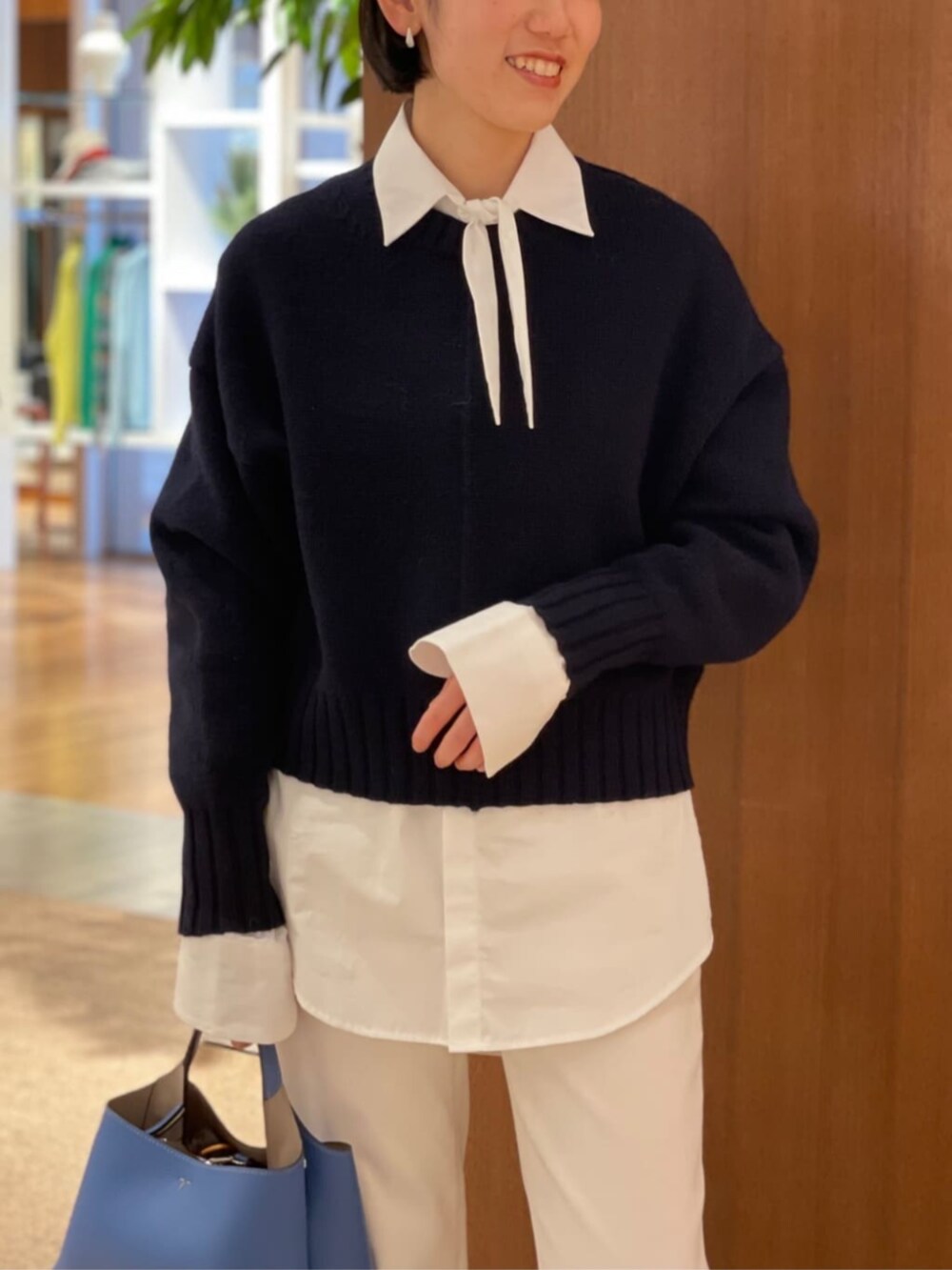 「TOMORROWLAND、トゥモローランド、ballsey、MACPHEE、GALERIE VIE、BOURRIENNE、Bourrienne Paris X、ダブルコート、シャギーコート、タイ付きシャツ、ボウタイブラウス、クルーネックニット」｜「BOURRIENNE ParisXのBOURRIENNE PALETTE フロントタイシャツ（シャツ/ブラウス、ホワイト系）」を使った、Taniguchi_TOMORROWLANDさん（レディース・158cm）の冬コーディネートの6枚目の写真