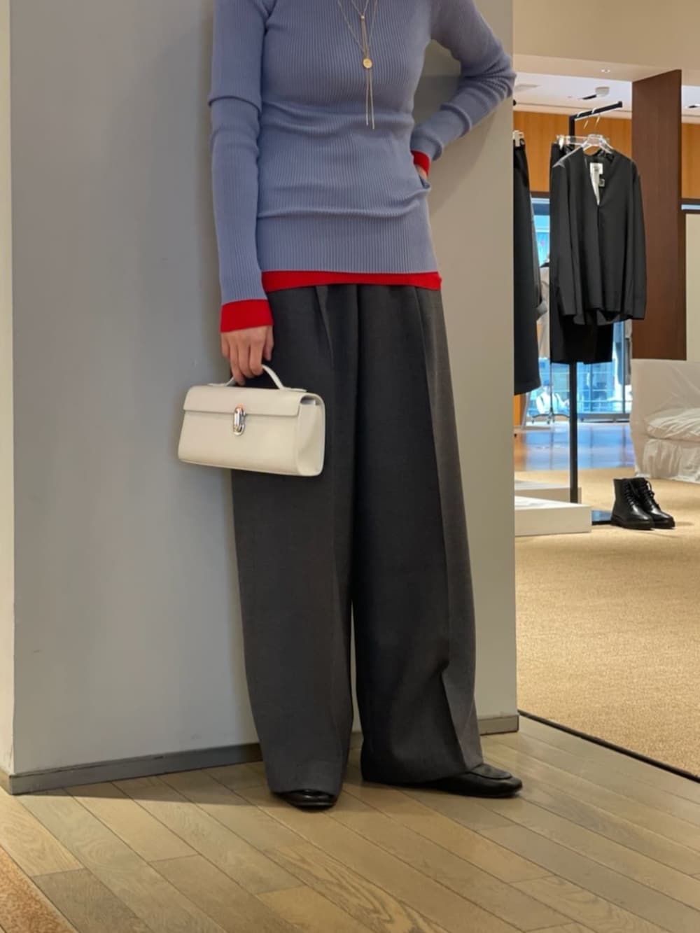 「TOMORROWLAND、トゥモローランド、GALERIE VIE、MACPHEE、MARIHA、タックパンツ、ワイドパンツ、リブニット、レイヤードスタイル、レッド、サックスブルー、大人カジュアル」｜「GALERIE VIEのプルミエールウールリブ クルーネックプルオーバー（ニット/セーター、ブルー系）」を使った、Taniguchi_TOMORROWLANDさん（レディース・158cm）の秋コーディネートの3枚目の写真