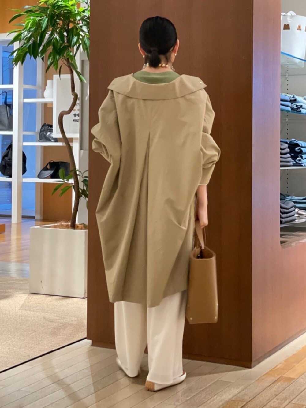 「TOMORROWLAND、トゥモローランド、GALERIE VIE、Hender Scheme、スタンドカラーコート、オーバーサイズコート、リブニット、イージーパンツ、大人カジュアル、デイリーカジュアル、リラックススタイル」｜「GALERIE VIEのパラシュートクロス スタンドカラーオーバーコート（その他アウター、ベージュ系）」を使った、Taniguchi_TOMORROWLANDさん（レディース・158cm）の冬コーディネートの3枚目の写真