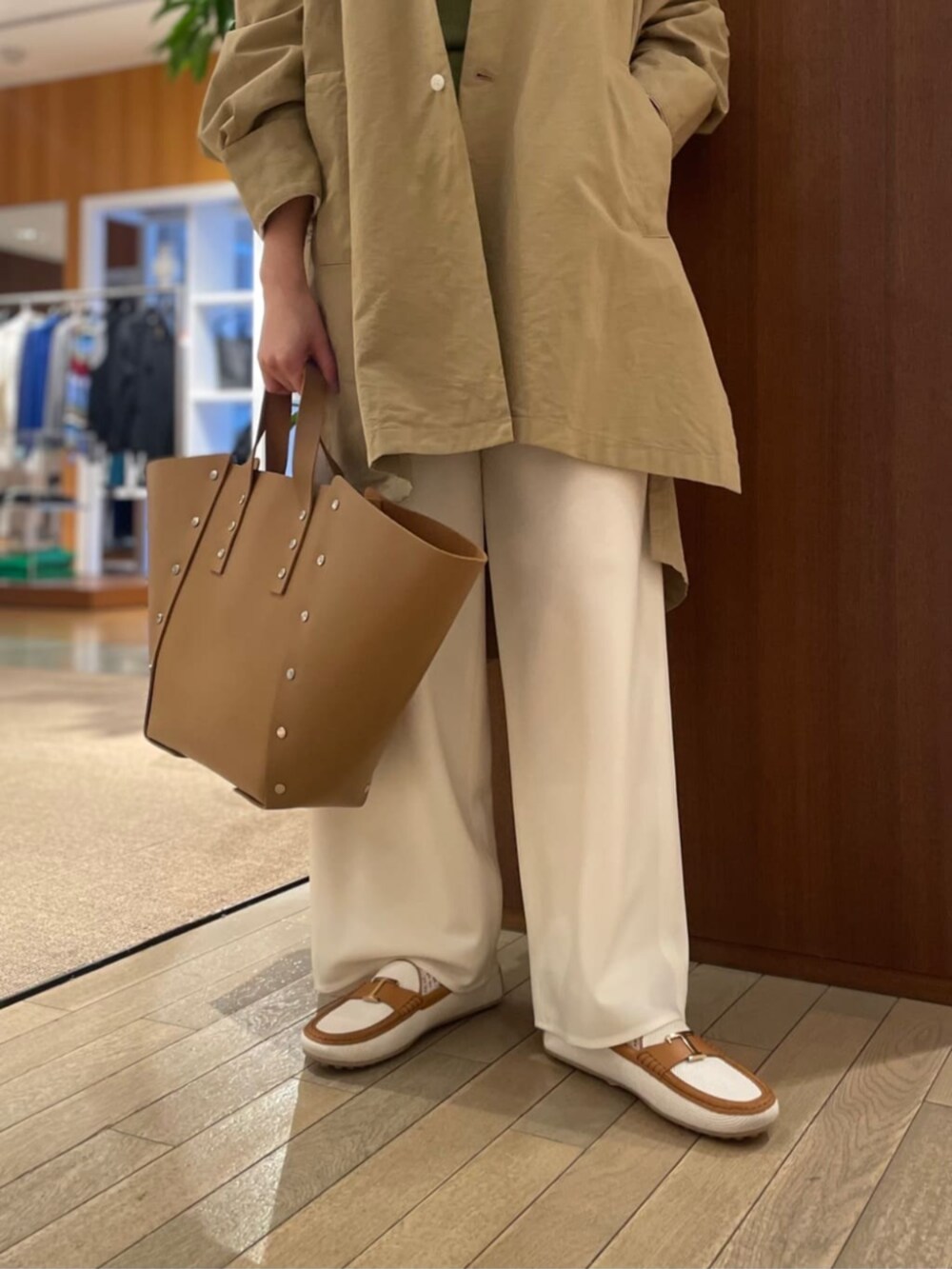 「TOMORROWLAND、トゥモローランド、GALERIE VIE、Hender Scheme、スタンドカラーコート、オーバーサイズコート、リブニット、イージーパンツ、大人カジュアル、デイリーカジュアル、リラックススタイル」｜「GALERIE VIEのパラシュートクロス スタンドカラーオーバーコート（その他アウター、ベージュ系）」を使った、Taniguchi_TOMORROWLANDさん（レディース・158cm）の冬コーディネートの7枚目の写真