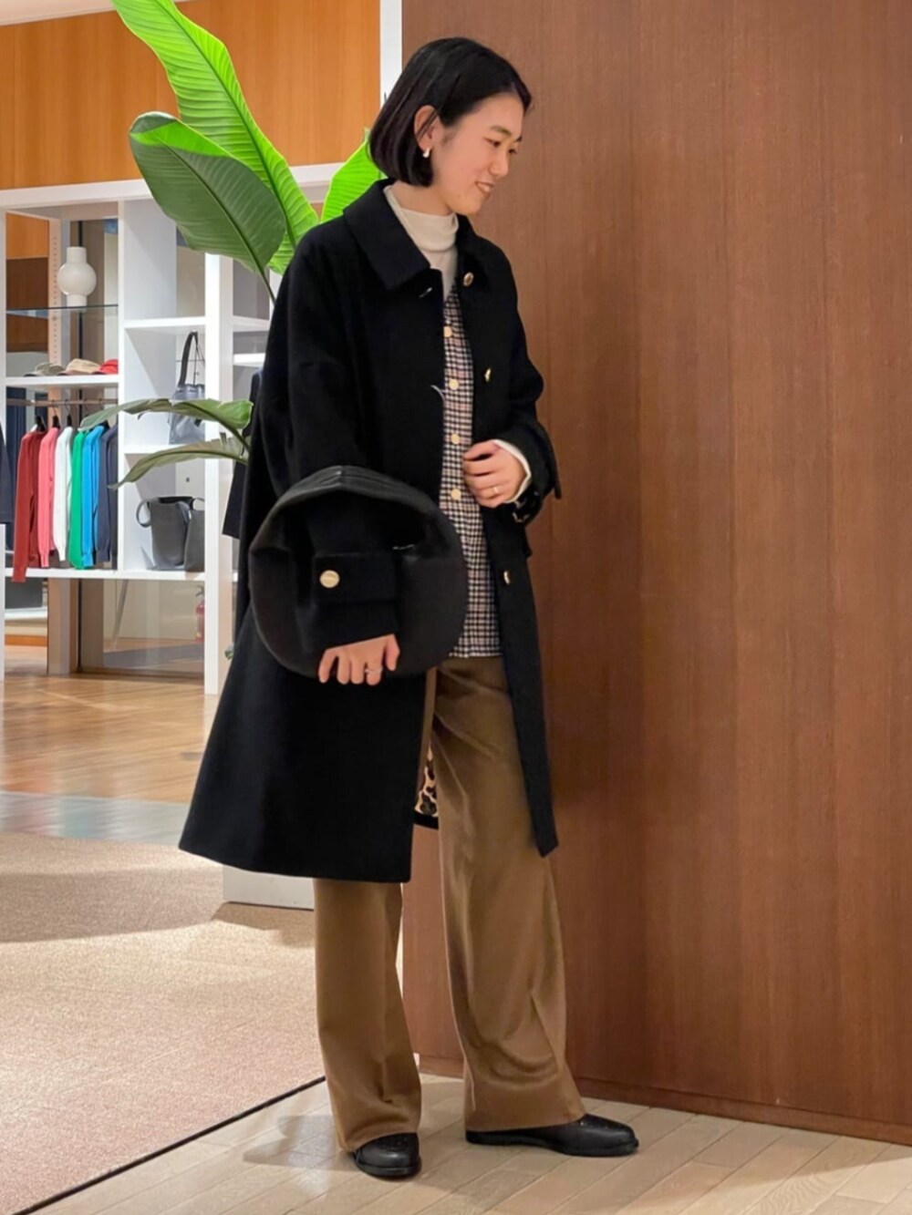 「TOMORROWLAND、トゥモローランド、MACKINTOSH、HUMBIE、TOMORROWLAND .B、TOMORROWLAND collection、Aeta、別注、チェックジレ、カシミヤニット、タートルネックニット」｜「TOMORROWLAND .BのTOMORROWLAND .B カシミヤ タートルネックプルオーバー（ニット/セーター、ホワイト系）」を使った、Taniguchi_TOMORROWLANDさん（レディース・158cm）の秋コーディネートの2枚目の写真