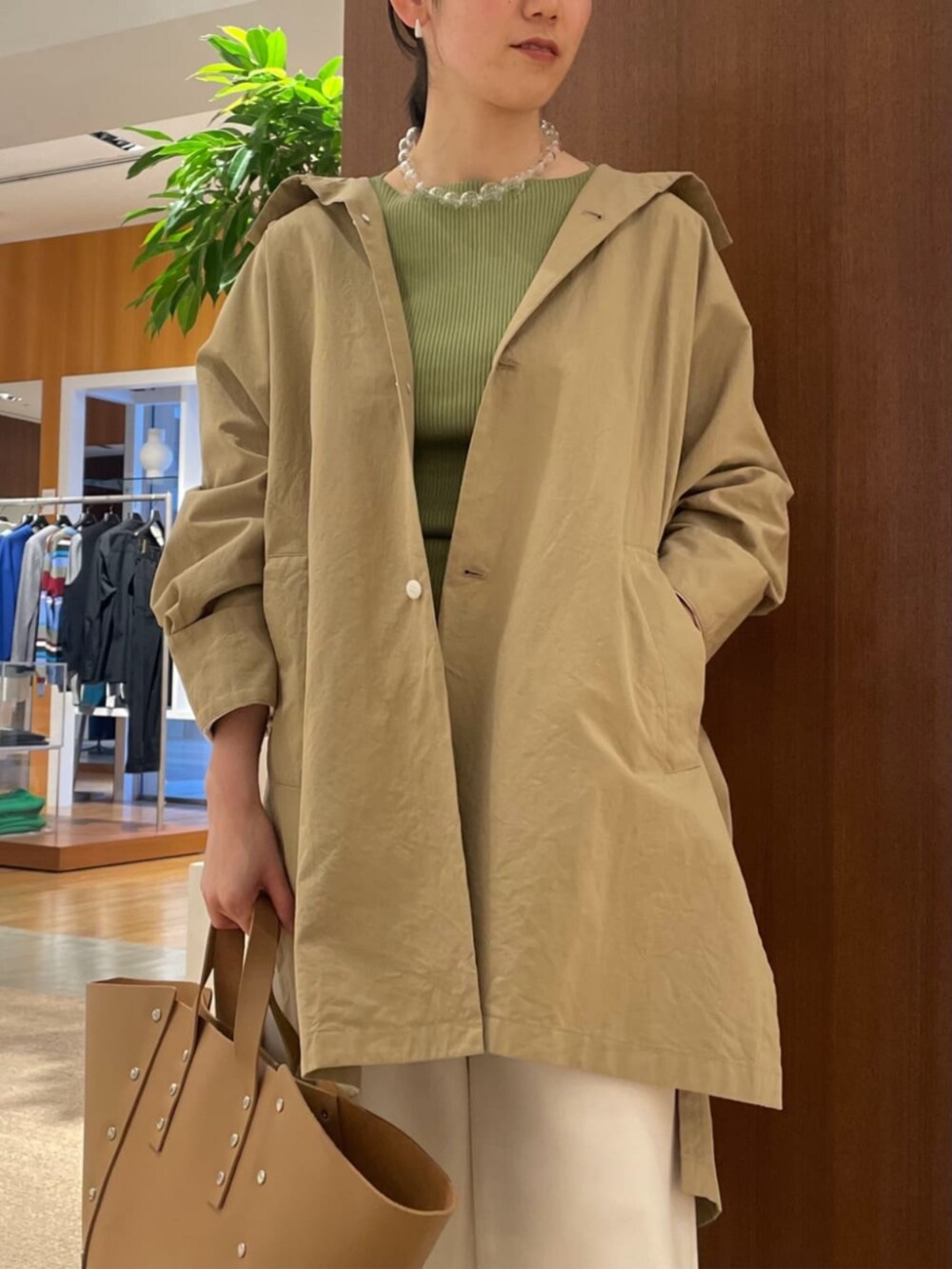 「TOMORROWLAND、トゥモローランド、GALERIE VIE、Hender Scheme、スタンドカラーコート、オーバーサイズコート、リブニット、イージーパンツ、大人カジュアル、デイリーカジュアル、リラックススタイル」｜「GALERIE VIEのパラシュートクロス スタンドカラーオーバーコート（その他アウター、ベージュ系）」を使った、Taniguchi_TOMORROWLANDさん（レディース・158cm）の冬コーディネートの6枚目の写真
