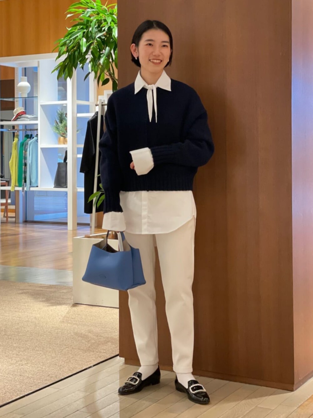 「TOMORROWLAND、トゥモローランド、ballsey、MACPHEE、GALERIE VIE、BOURRIENNE、Bourrienne Paris X、ダブルコート、シャギーコート、タイ付きシャツ、ボウタイブラウス、クルーネックニット」｜「BOURRIENNE ParisXのBOURRIENNE PALETTE フロントタイシャツ（シャツ/ブラウス、ホワイト系）」を使った、Taniguchi_TOMORROWLANDさん（レディース・158cm）の冬コーディネートの4枚目の写真