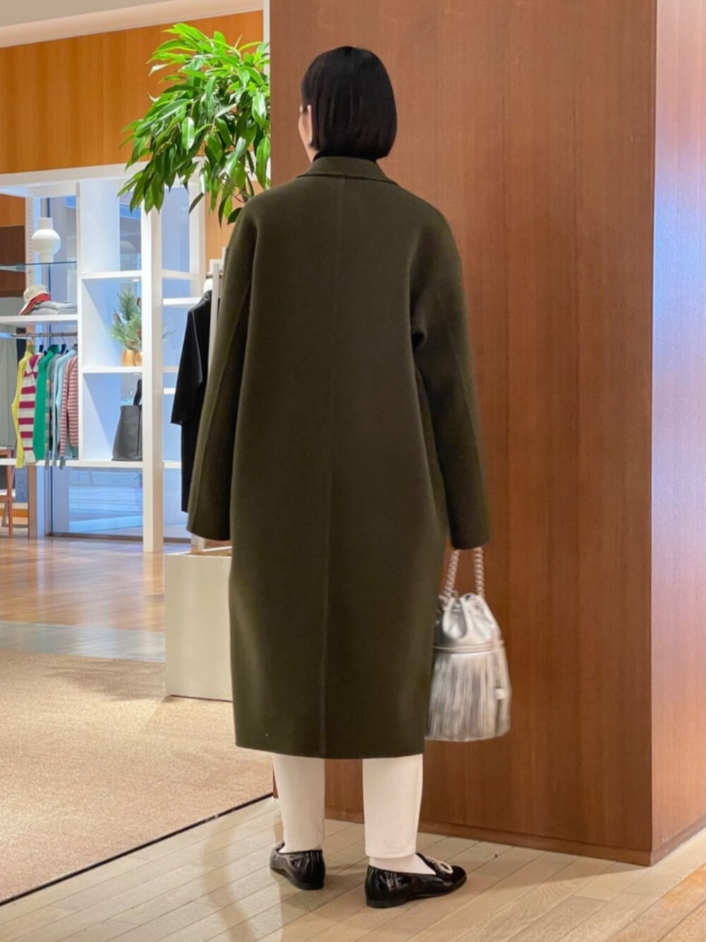 「TOMORROWLAND、トゥモローランド、TOMORROWLAND .B、ballsey、GALERIE VIE、J&M DAVIDSON、manolo blahnik、チェスターコート、ブラウス、チュールトップス、ビーズエンブロイダリー、エンブロイダリー」｜「TOMORROWLAND .BのTOMORROWLAND .B ウールダブルフェイス チェスターコート（チェスターコート、グリーン系）」を使った、Taniguchi_TOMORROWLANDさん（レディース・158cm）の冬コーディネートの2枚目の写真