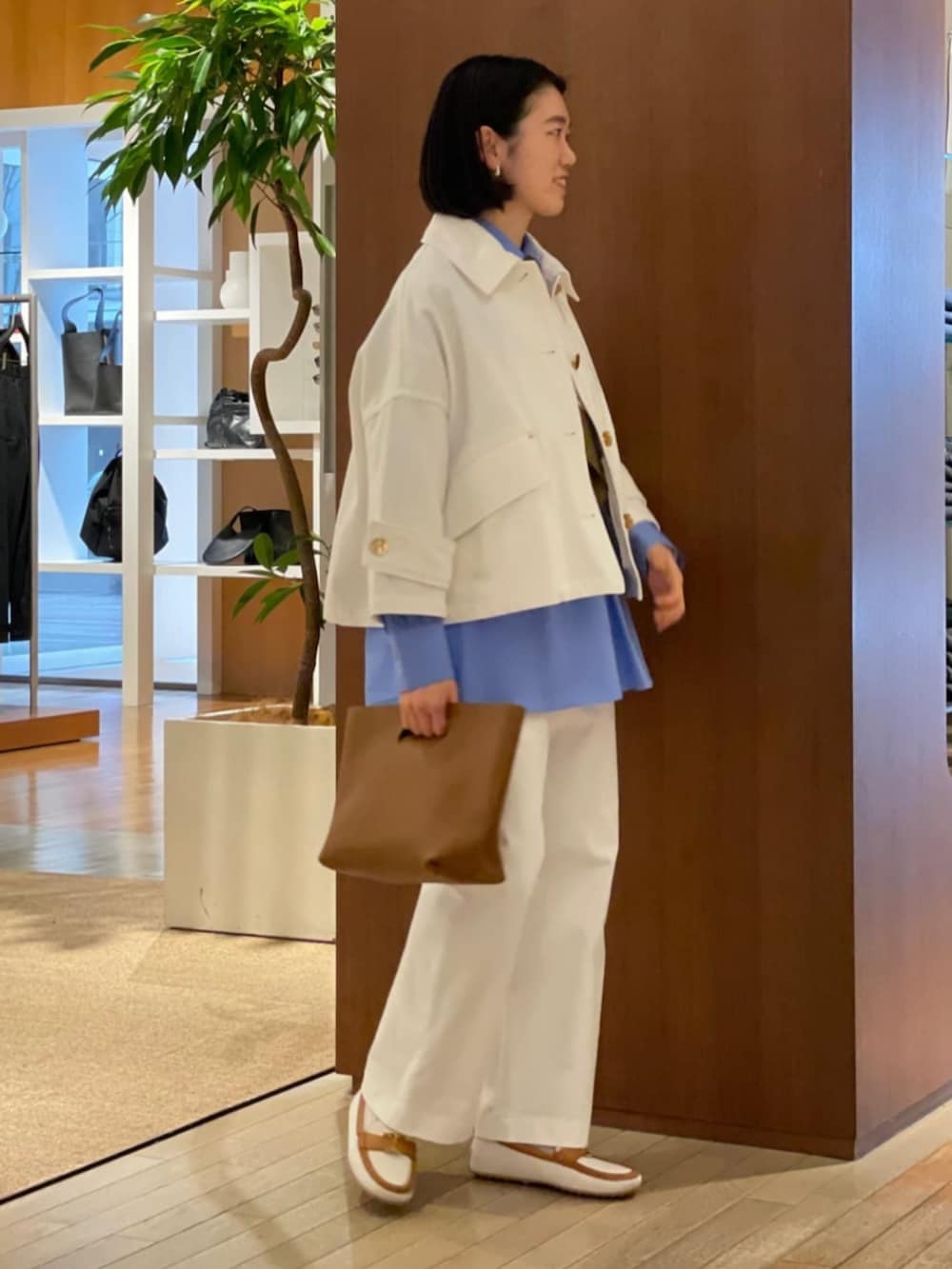 「TOMORROWLAND、トゥモローランド、MACKINTOSH、HUMBIE、別注、ブルーシャツ、スキッパーシャツ、MACPHEE、GALERIE VIE、AENEIS、Hender Scheme、大人カジュアル」｜「MACPHEEのコットンブロード スキッパーシャツ（シャツ/ブラウス、ブルー系）」を使った、Taniguchi_TOMORROWLANDさん（レディース・158cm）の冬コーディネートの2枚目の写真