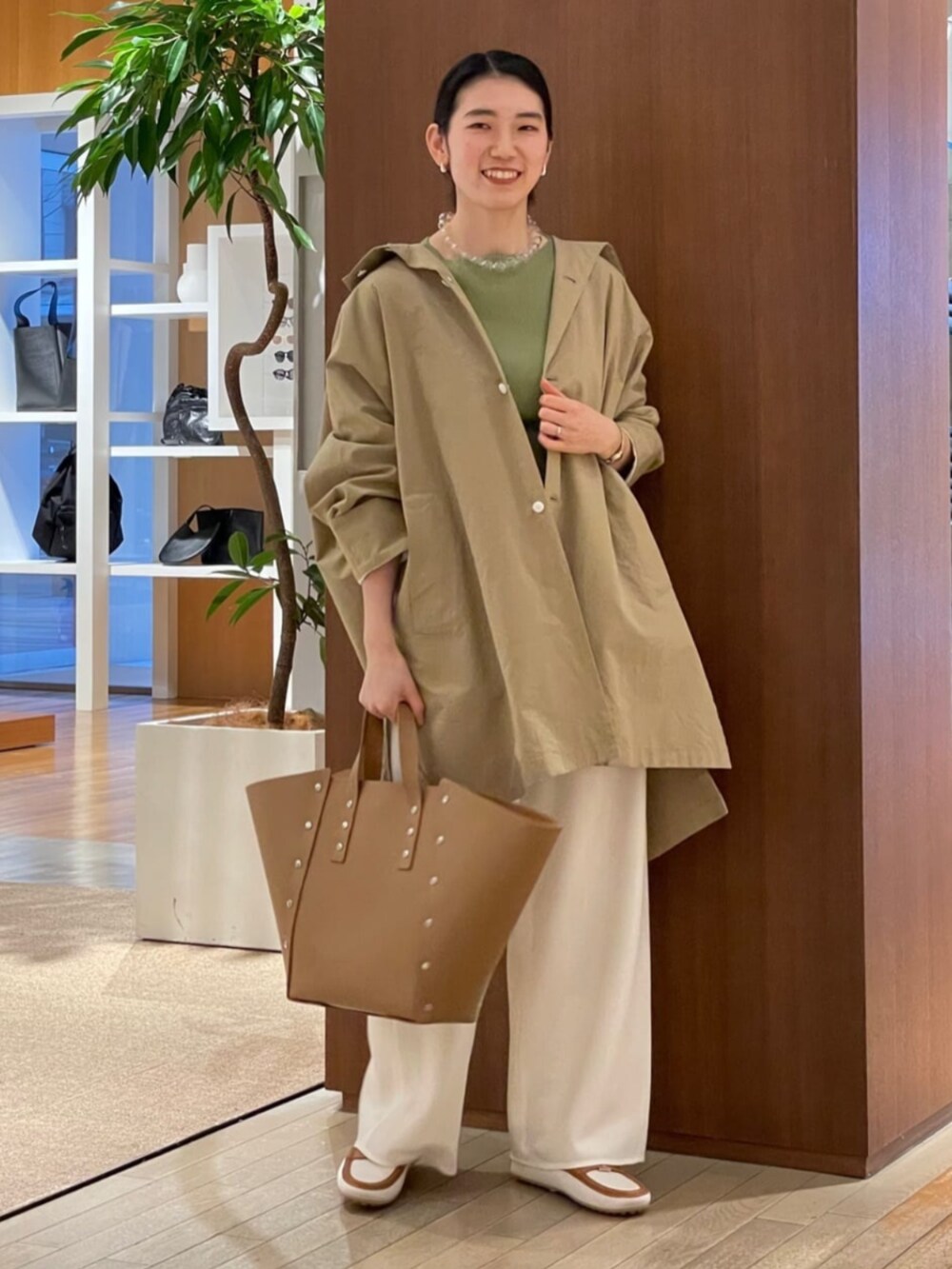 「TOMORROWLAND、トゥモローランド、GALERIE VIE、Hender Scheme、スタンドカラーコート、オーバーサイズコート、リブニット、イージーパンツ、大人カジュアル、デイリーカジュアル、リラックススタイル」｜「GALERIE VIEのパラシュートクロス スタンドカラーオーバーコート（その他アウター、ベージュ系）」を使った、Taniguchi_TOMORROWLANDさん（レディース・158cm）の冬コーディネートの5枚目の写真