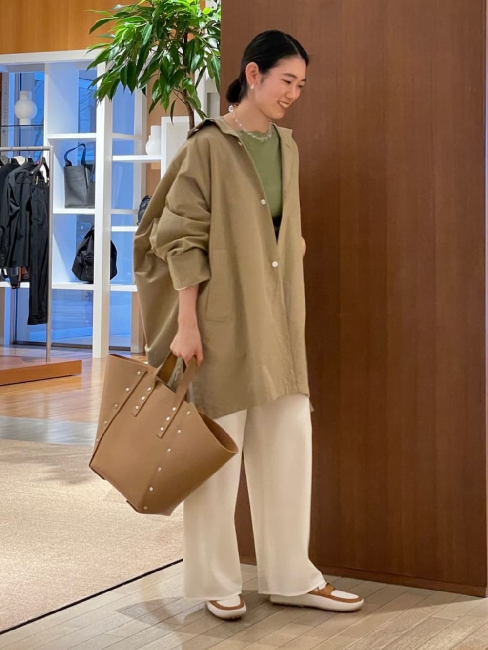 「TOMORROWLAND、トゥモローランド、GALERIE VIE、Hender Scheme、スタンドカラーコート、オーバーサイズコート、リブニット、イージーパンツ、大人カジュアル、デイリーカジュアル、リラックススタイル」｜「GALERIE VIEのパラシュートクロス スタンドカラーオーバーコート（その他アウター、ベージュ系）」を使った、Taniguchi_TOMORROWLANDさん（レディース・158cm）の冬コーディネートの2枚目の写真