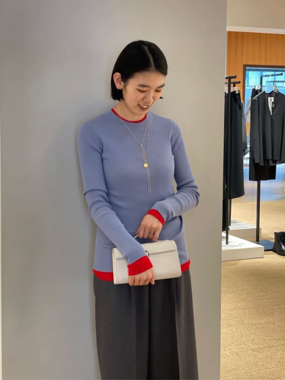 「TOMORROWLAND、トゥモローランド、GALERIE VIE、MACPHEE、MARIHA、タックパンツ、ワイドパンツ、リブニット、レイヤードスタイル、レッド、サックスブルー、大人カジュアル」｜「GALERIE VIEのプルミエールウールリブ クルーネックプルオーバー（ニット/セーター、ブルー系）」を使った、Taniguchi_TOMORROWLANDさん（レディース・158cm）の秋コーディネートの2枚目の写真