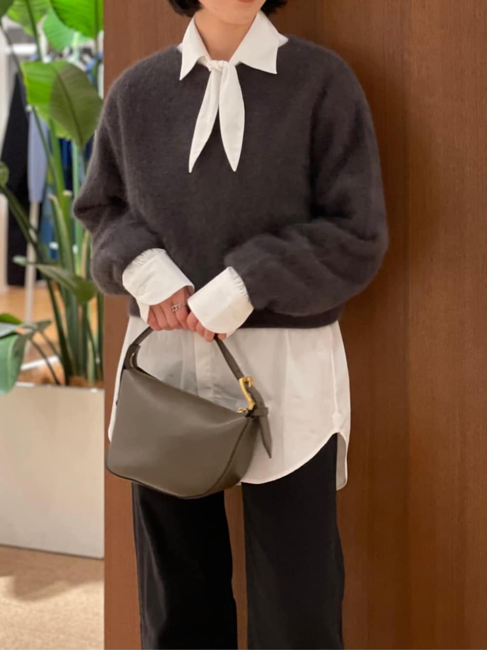 「TOMORROWLAND、トゥモローランド、ballsey、BOURRIENNE、J&M DAVIDSON、タイ付きシャツ、ボウタイシャツ、ショートコート、定番、フラッフィー、フラッフィーニット、モノトーン」｜「BOURRIENNE ParisXのBOURRIENNE PALETTE フロントタイシャツ（シャツ/ブラウス、ホワイト系）」を使った、Taniguchi_TOMORROWLANDさん（レディース・158cm）の秋コーディネートの7枚目の写真