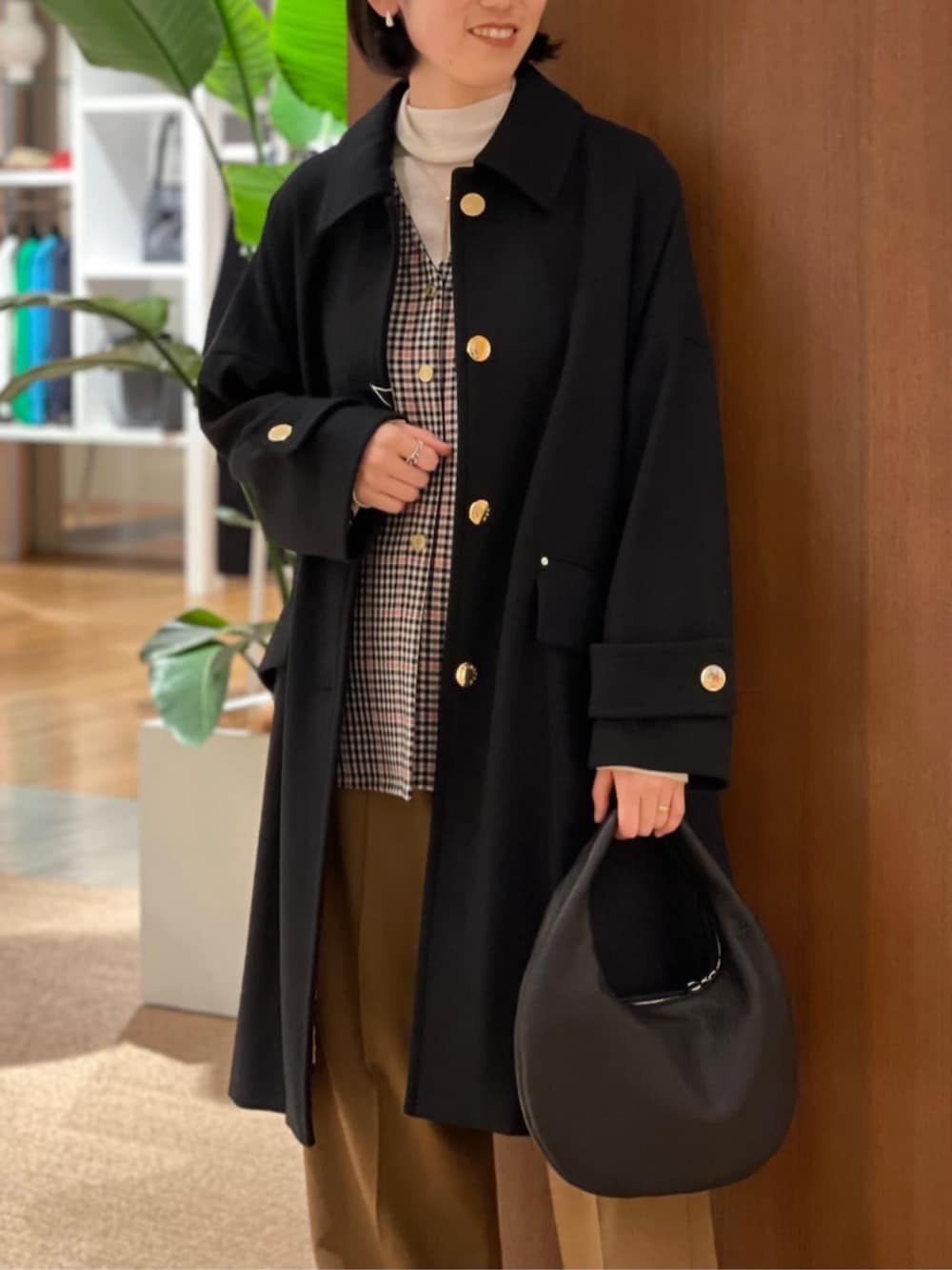 「TOMORROWLAND、トゥモローランド、MACKINTOSH、HUMBIE、TOMORROWLAND .B、TOMORROWLAND collection、Aeta、別注、チェックジレ、カシミヤニット、タートルネックニット」｜「TOMORROWLAND .BのTOMORROWLAND .B カシミヤ タートルネックプルオーバー（ニット/セーター、ホワイト系）」を使った、Taniguchi_TOMORROWLANDさん（レディース・158cm）の秋コーディネートの4枚目の写真