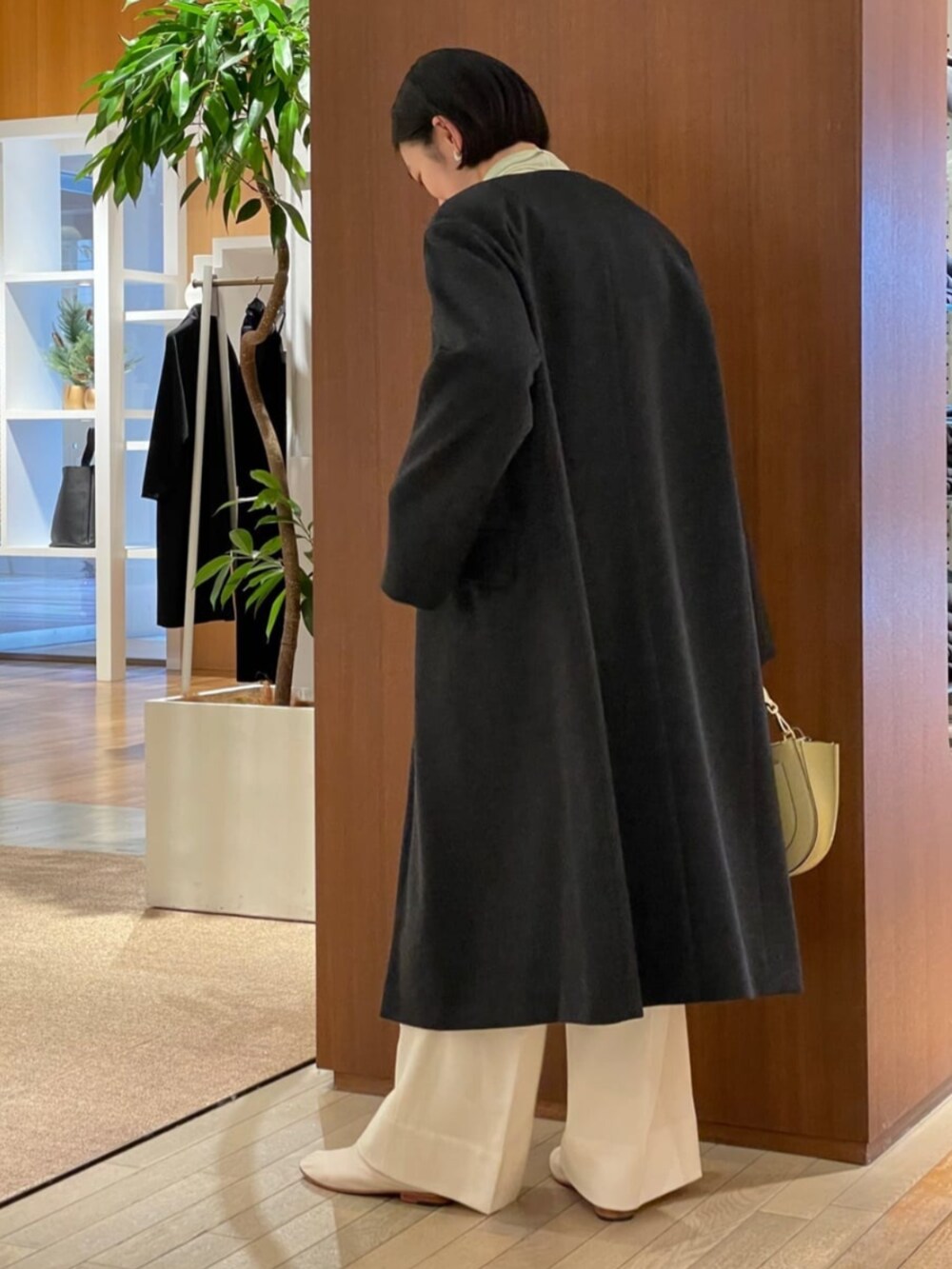 「TOMORROWLAND、トゥモローランド、MACPHEE、GALERIE VIE、ballsey、MARTINIANO、WANDLER、リブニット、ノーカラーコート、カシミヤコート、ホワイト、スカーフアレンジ」|「MACPHEEのウールサキソニー ハイウエストパンツ(その他パンツ、ホワイト系)」を使った、Taniguchi_TOMORROWLANDさん(レディース・158cm)の冬コーディネートの7枚目の写真