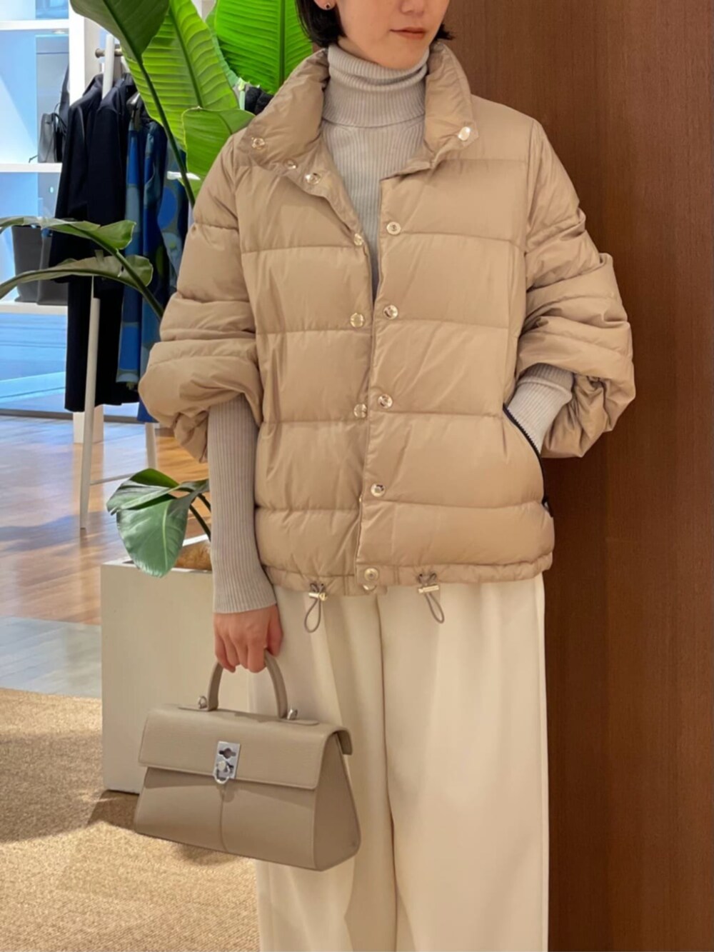 「TOMORROWLAND、トゥモローランド、MACKINTOSH、GALERIE VIE、caban、cafune、aeyde、タックパンツ、グルカパンツ、ダウンジャケット、ワントーンコーデ」｜「TOMORROWLAND のAeyde DELIA ナッパレザーパンプス（パンプス、ブラウン系）」を使った、Taniguchi_TOMORROWLANDさん（レディース・158cm）の秋コーディネートの4枚目の写真
