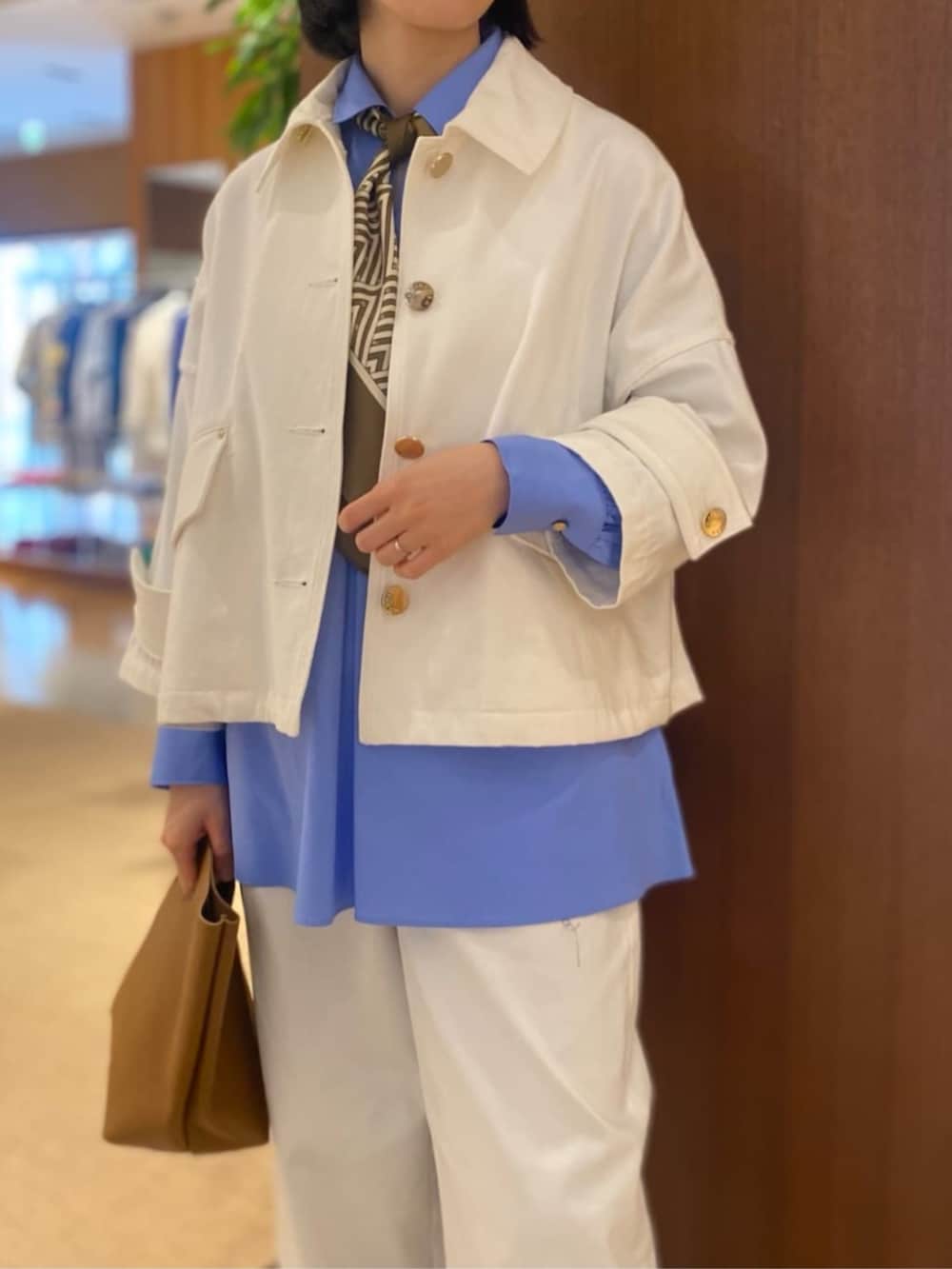 「TOMORROWLAND、トゥモローランド、MACKINTOSH、HUMBIE、別注、ブルーシャツ、スキッパーシャツ、MACPHEE、GALERIE VIE、AENEIS、Hender Scheme、大人カジュアル」｜「MACPHEEのコットンブロード スキッパーシャツ（シャツ/ブラウス、ブルー系）」を使った、Taniguchi_TOMORROWLANDさん（レディース・158cm）の冬コーディネートの5枚目の写真