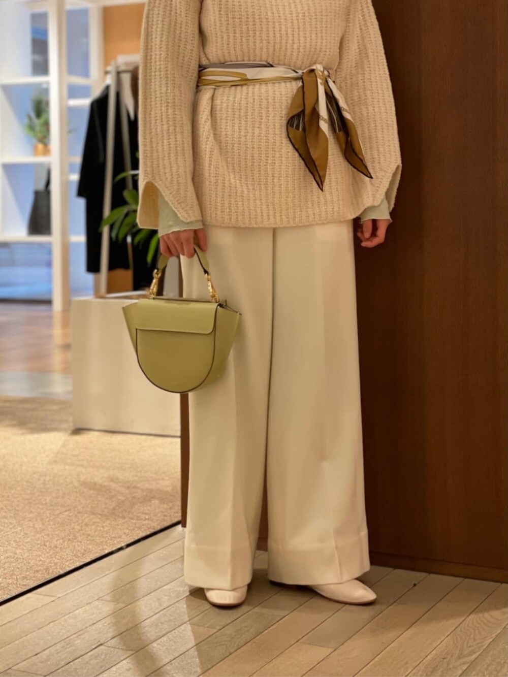 「TOMORROWLAND、トゥモローランド、MACPHEE、GALERIE VIE、ballsey、MARTINIANO、WANDLER、リブニット、ノーカラーコート、カシミヤコート、ホワイト、スカーフアレンジ」|「MACPHEEのウールサキソニー ハイウエストパンツ(その他パンツ、ホワイト系)」を使った、Taniguchi_TOMORROWLANDさん(レディース・158cm)の冬コーディネートの4枚目の写真