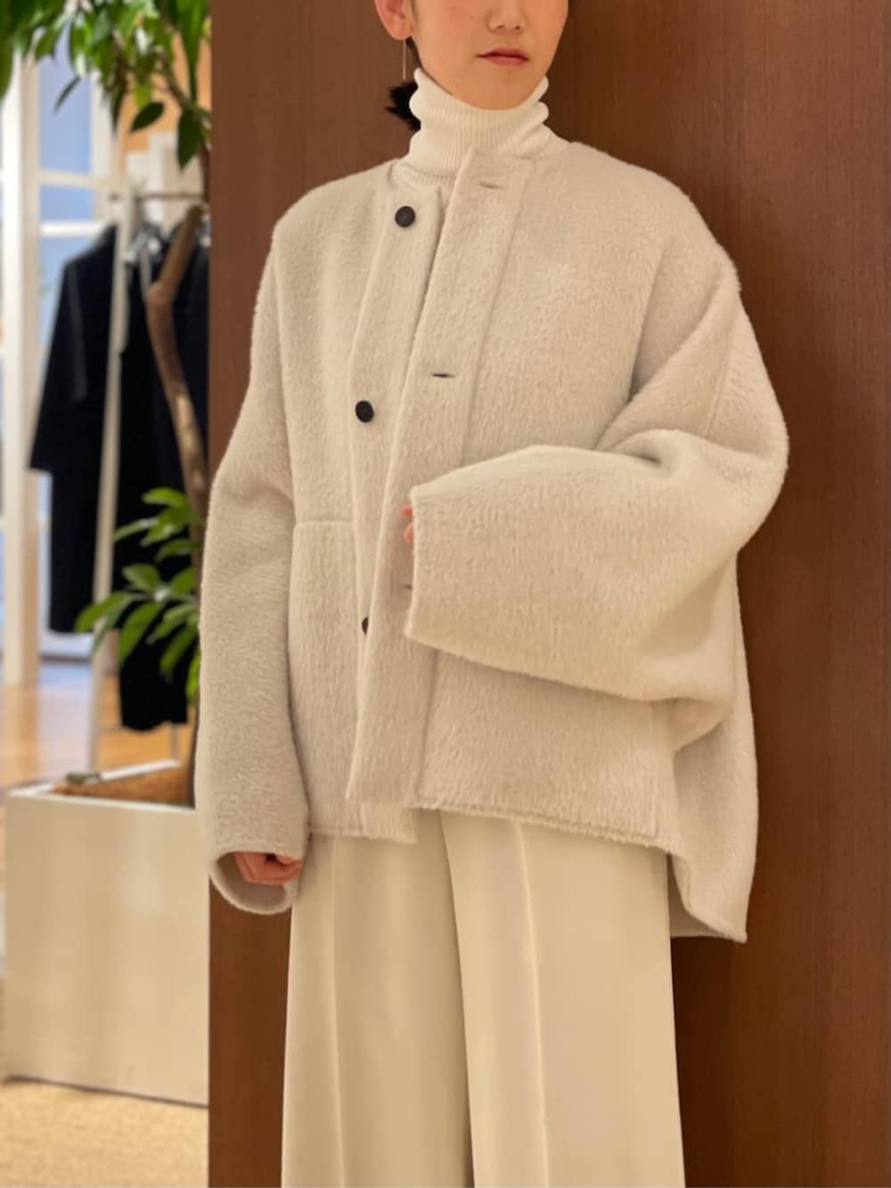 ホワイト系のその他アウター、ホワイト系のニット/セーター、ホワイト系のその他パンツを着用したレディースの秋コーディネートの4枚目の写真