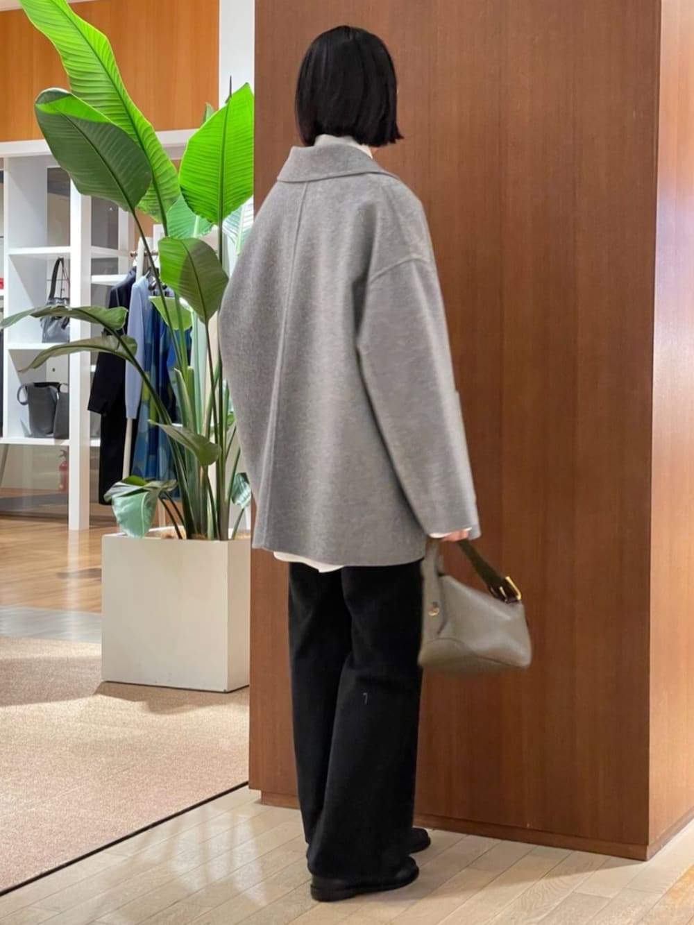 「TOMORROWLAND、トゥモローランド、ballsey、BOURRIENNE、J&M DAVIDSON、タイ付きシャツ、ボウタイシャツ、ショートコート、定番、フラッフィー、フラッフィーニット、モノトーン」｜「BOURRIENNE ParisXのBOURRIENNE PALETTE フロントタイシャツ（シャツ/ブラウス、ホワイト系）」を使った、Taniguchi_TOMORROWLANDさん（レディース・158cm）の秋コーディネートの2枚目の写真